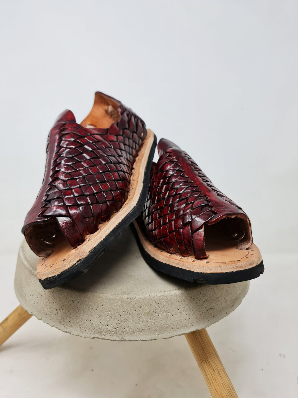 Men's Mexican huarache in a very durable dark wine color. 100% leather