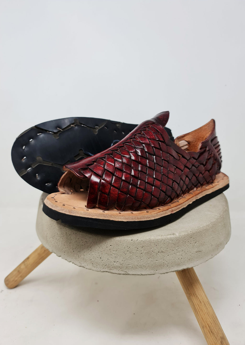 Men's Mexican huarache in a very durable dark wine color. 100% leather