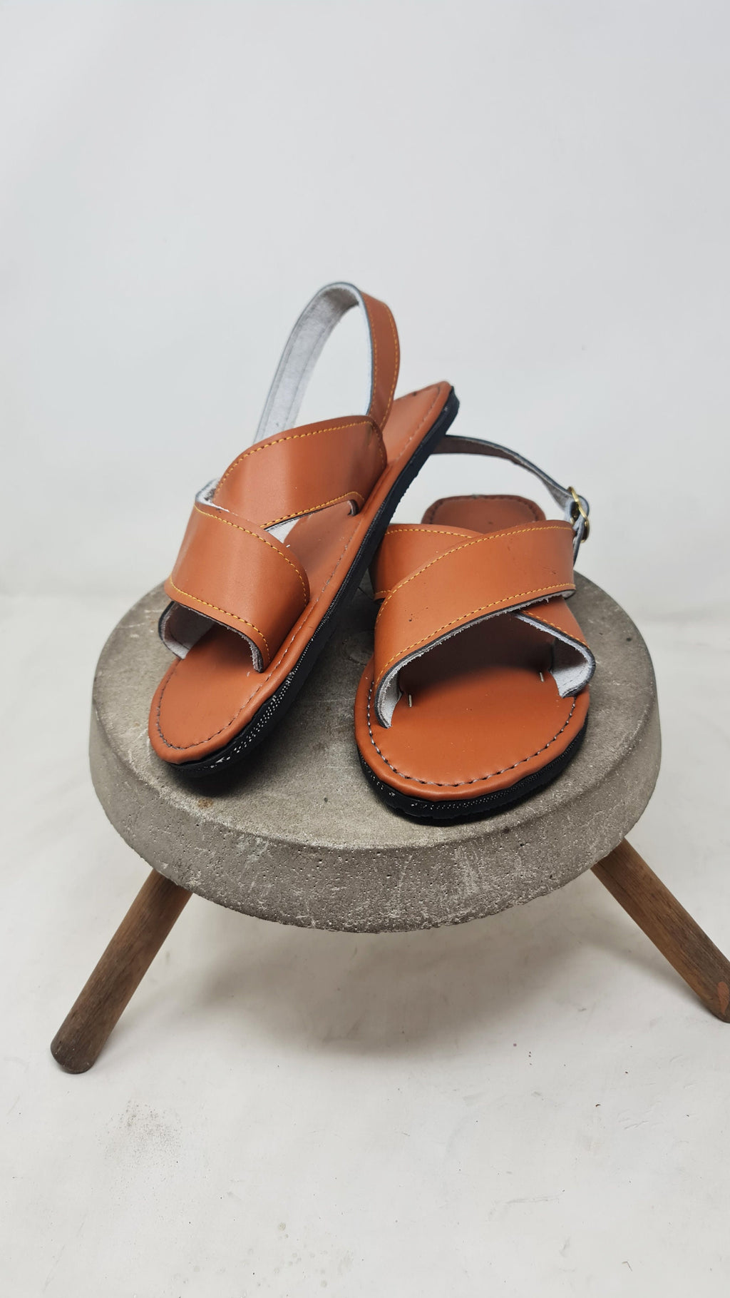 Men's crossed-strap huaraches, close-up of the two woven leather straps
