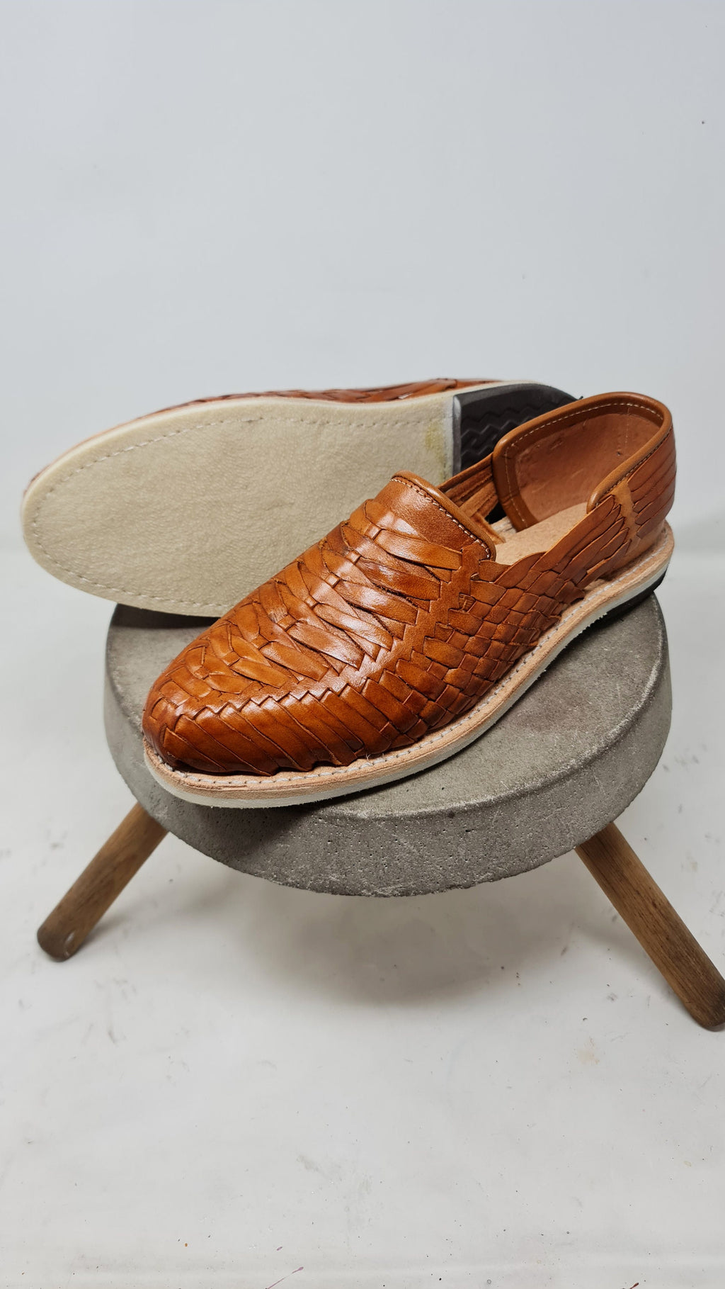 Huaraches para hombre – color nuez, cuero hecho a mano
