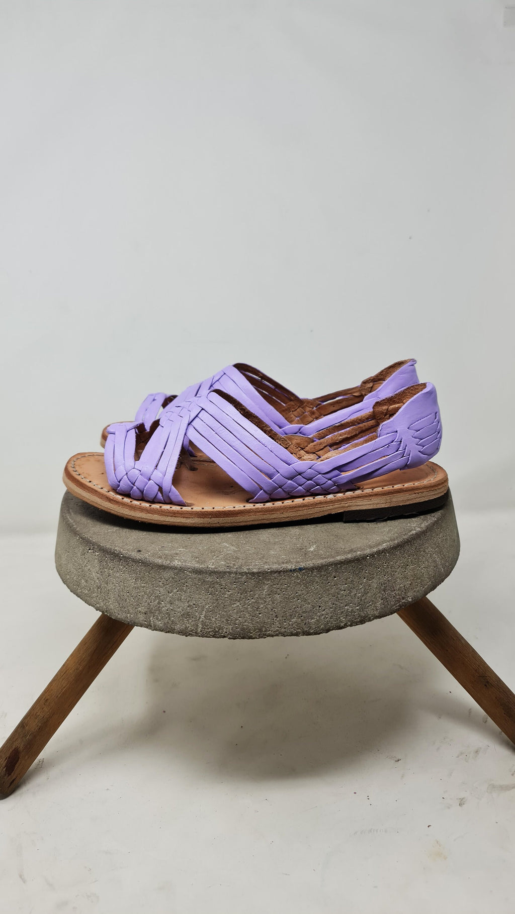 Mexican huaraches for women in lilac with open toe