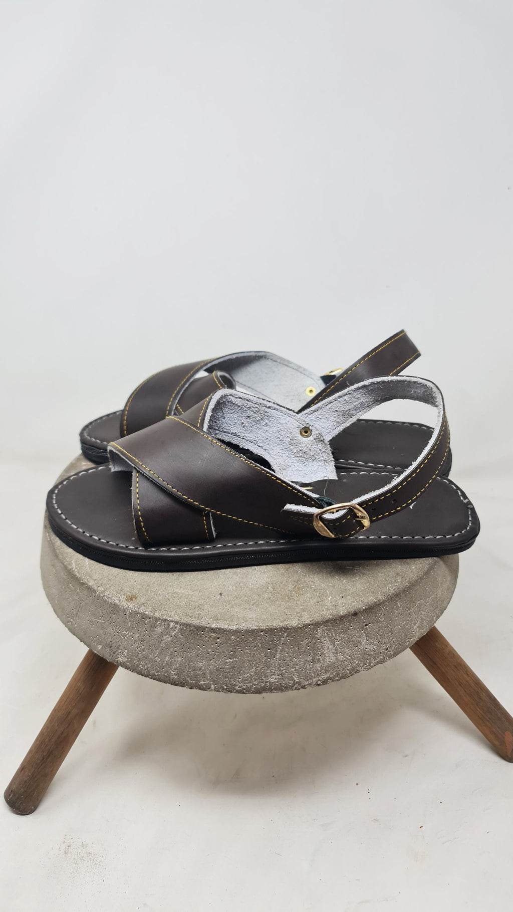 Men's crossed-strap huaraches, detail of the artisan leatherwork
