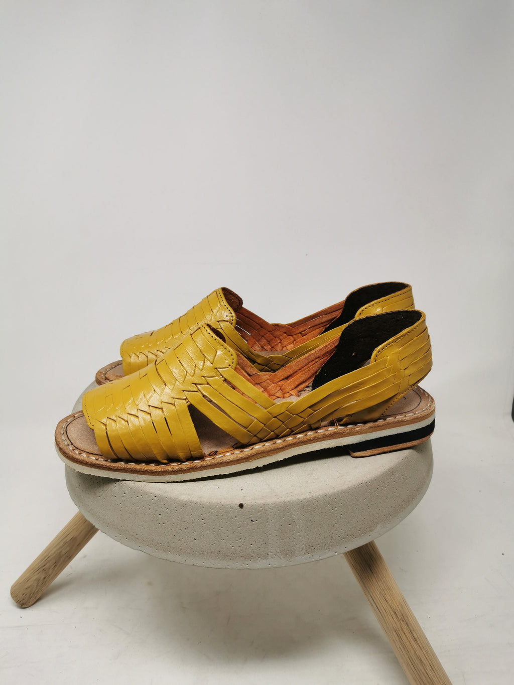 Huaraches para mujer en color amarillo mostaza - Estilo y confort para tus pies