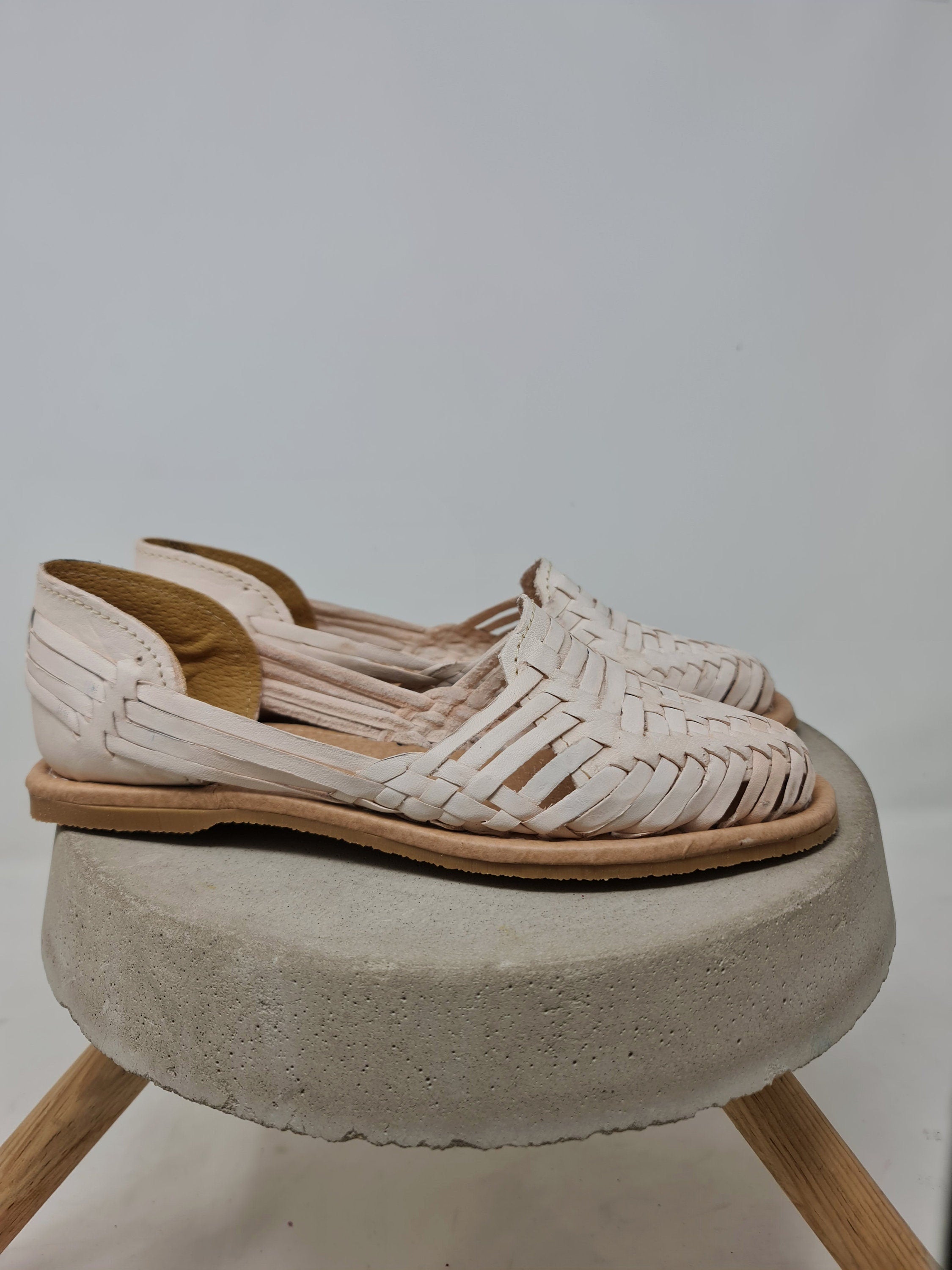 Mexican huaraches for women. Natural leather sandals