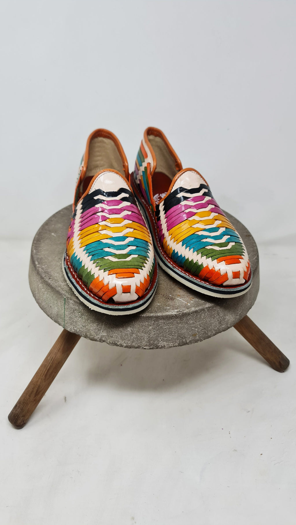 Huaraches Multicolor con Punta Cerrada para Hombre | Exclusivos de Kwarachi | Diseño Colorido y Cómodo