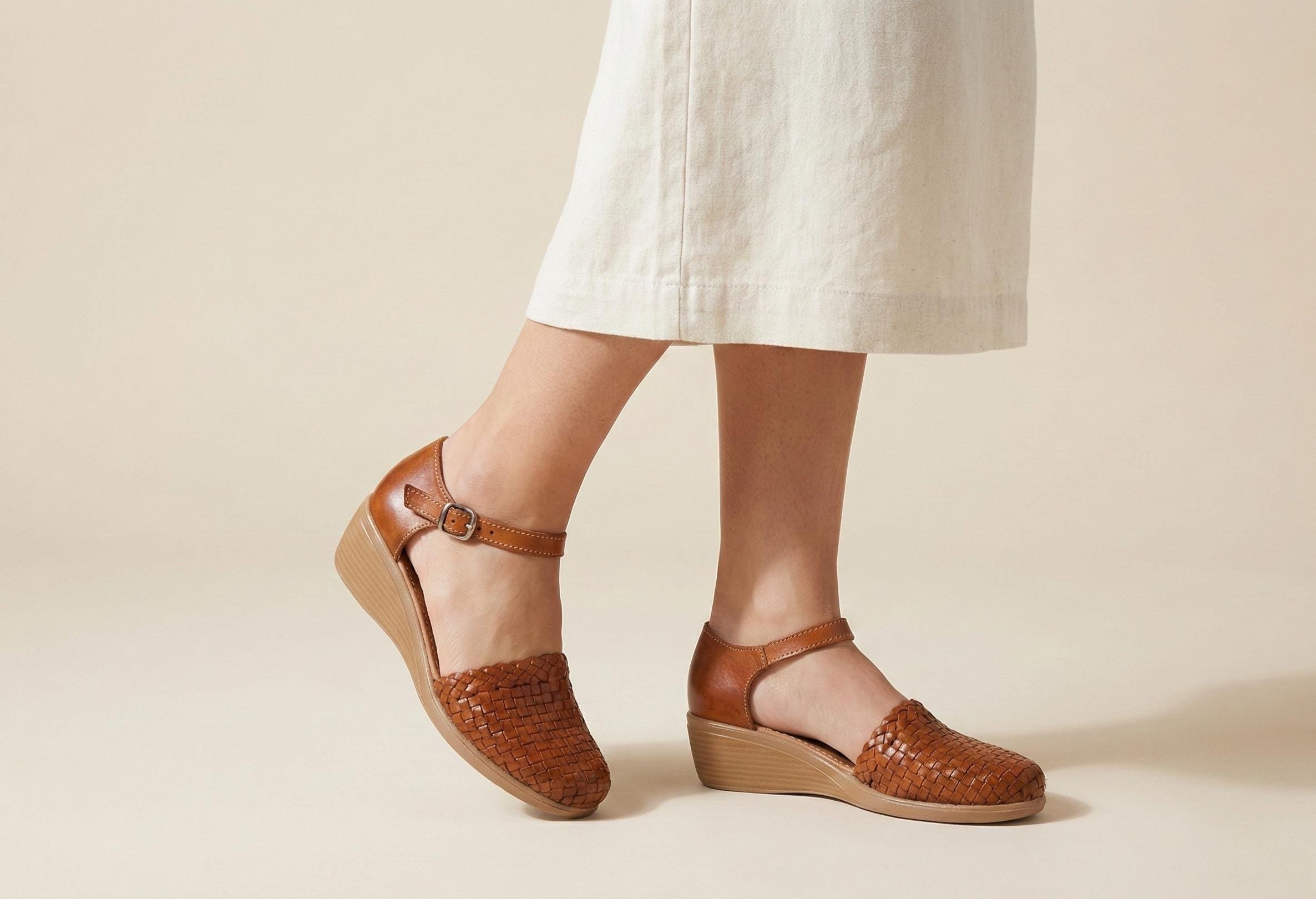 Women's lightweight platform huaraches closed toe braided brown leather adjustable ankle strap handmade Mexico