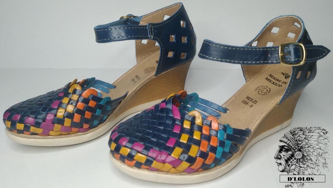 Women's closed-toe platform huaraches with colorful details, detail of the artisan leatherwork