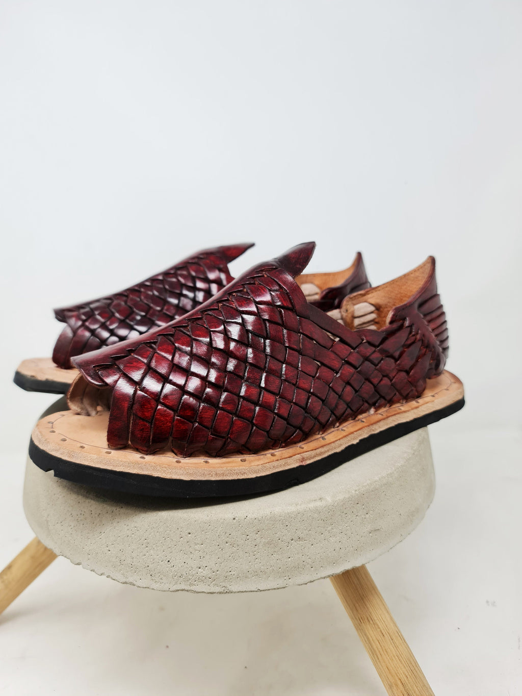 Men's Mexican huarache in a very durable dark wine color. 100% leather