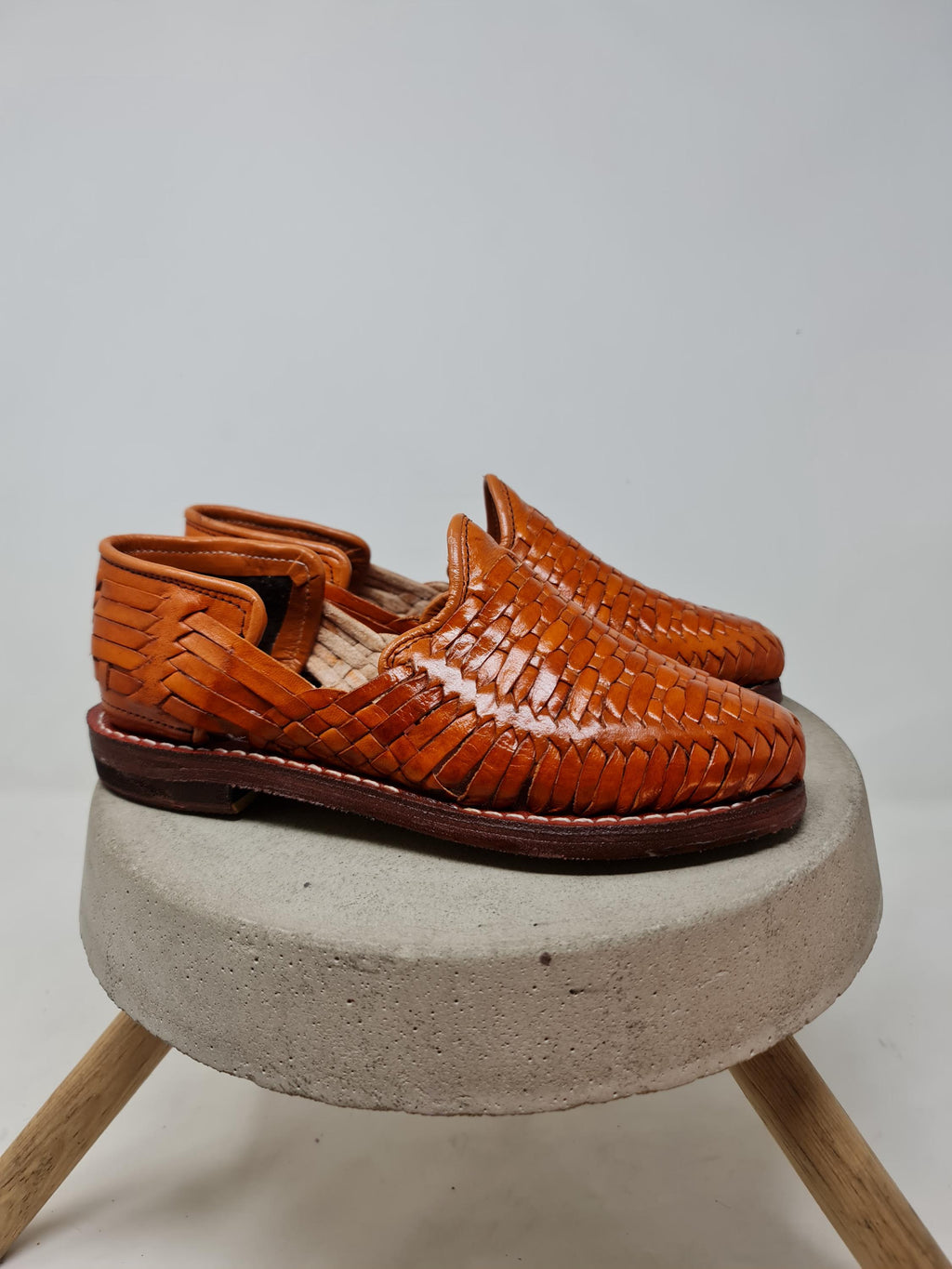 Women's closed Shedron huaraches, handcrafted woven leather, comfortable crepe sole, slip-on, made in Mexico