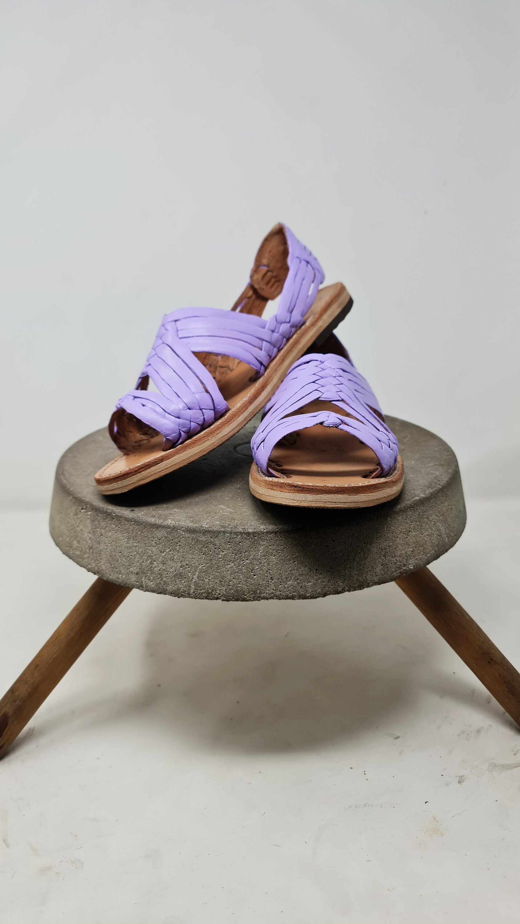 Mexican huaraches for women in lilac with open toe