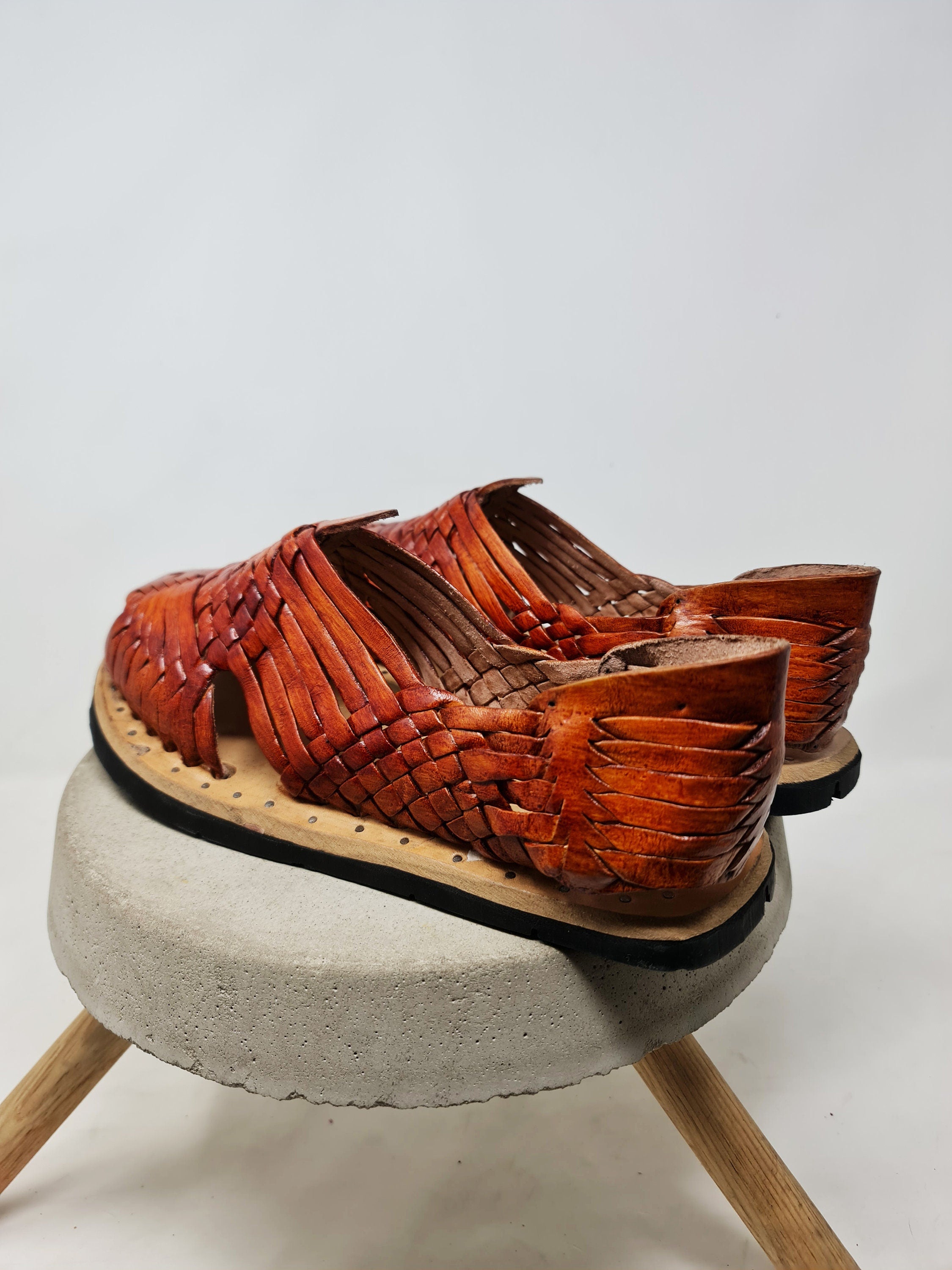 Cinnamon-colored Mexican huaraches for men, leather sandals with tire sole