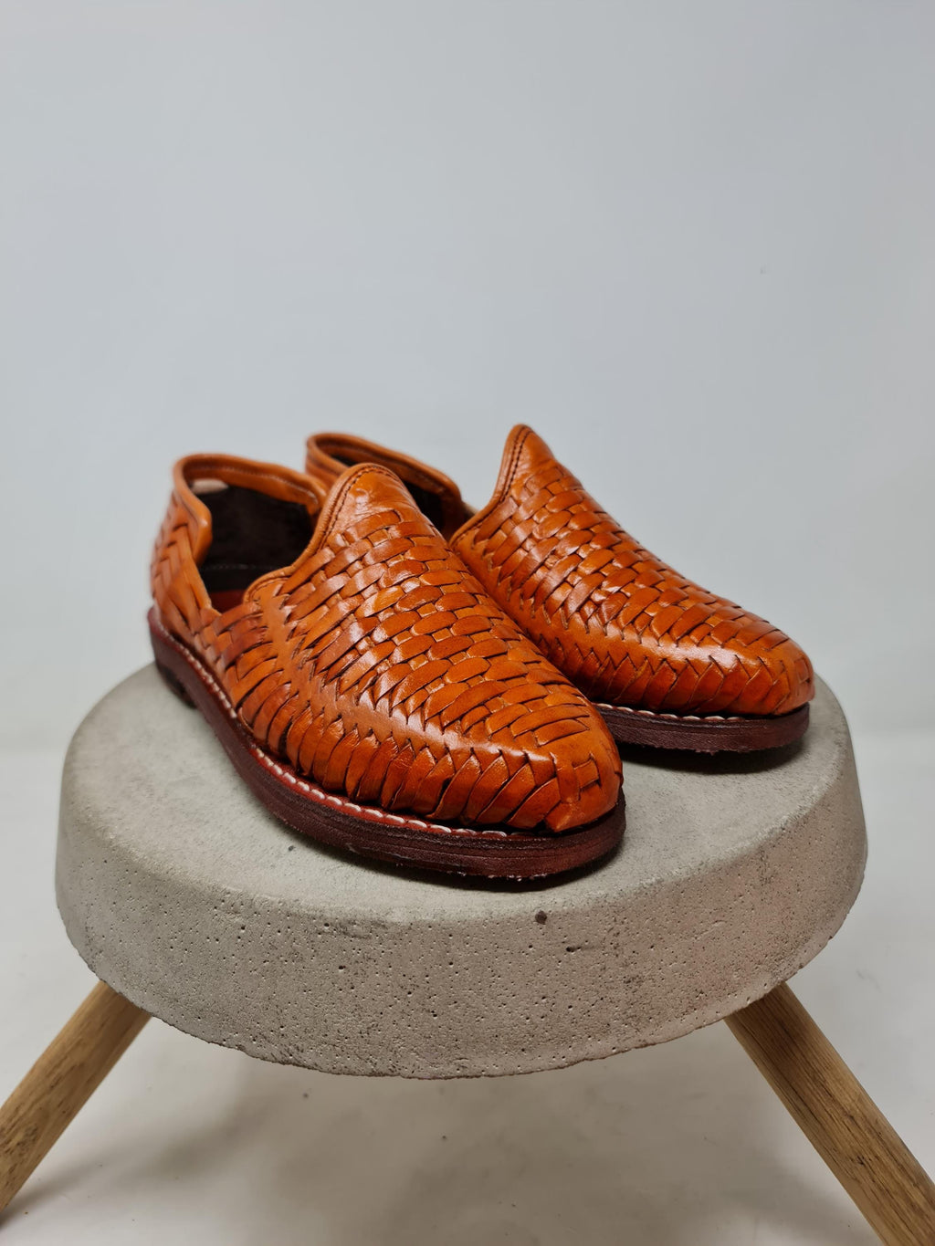 Women's closed Shedron huaraches, handcrafted woven leather, comfortable crepe sole, slip-on, made in Mexico
