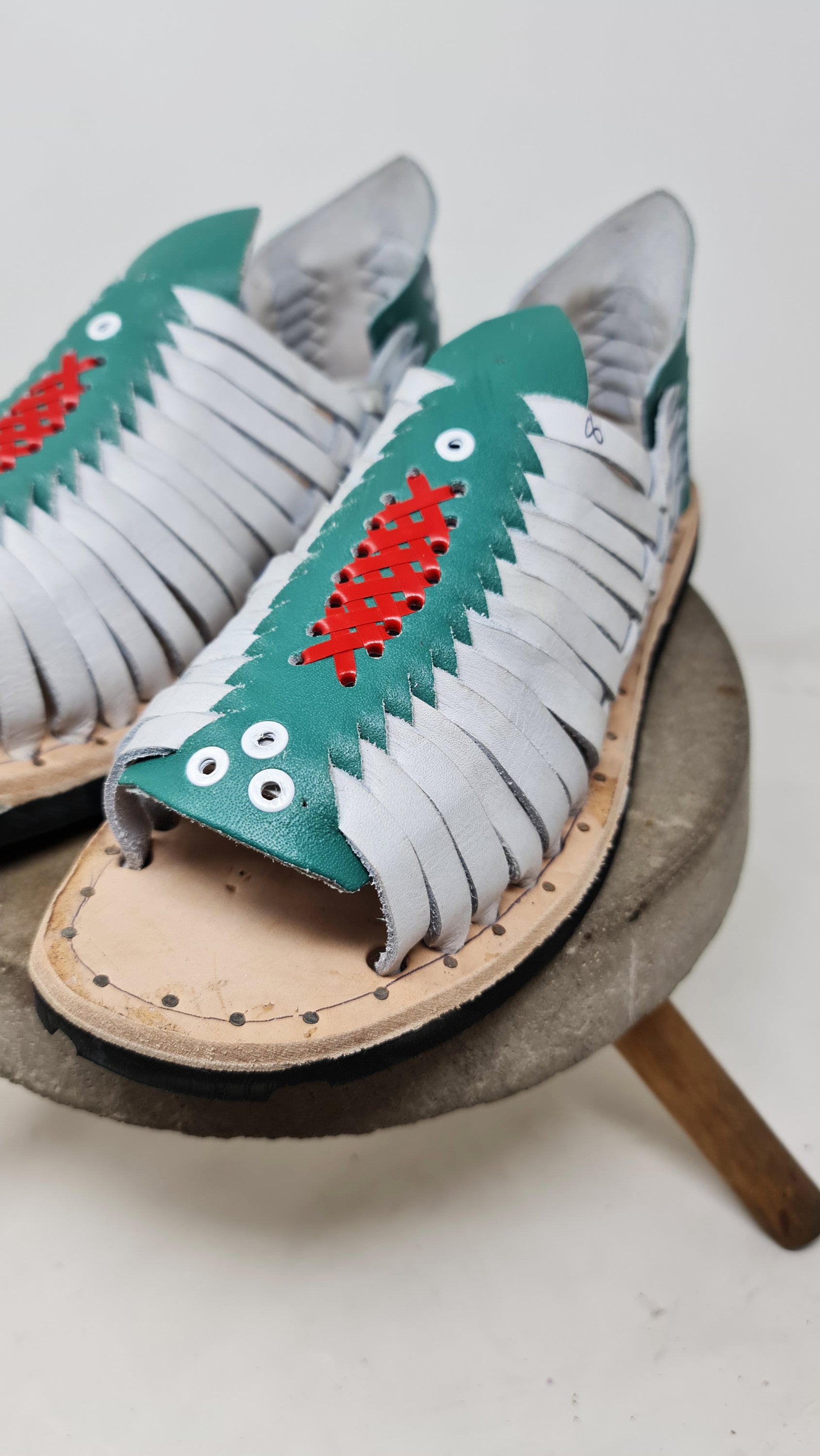 Men's white strap huaraches. Mexican sandals with tire sole