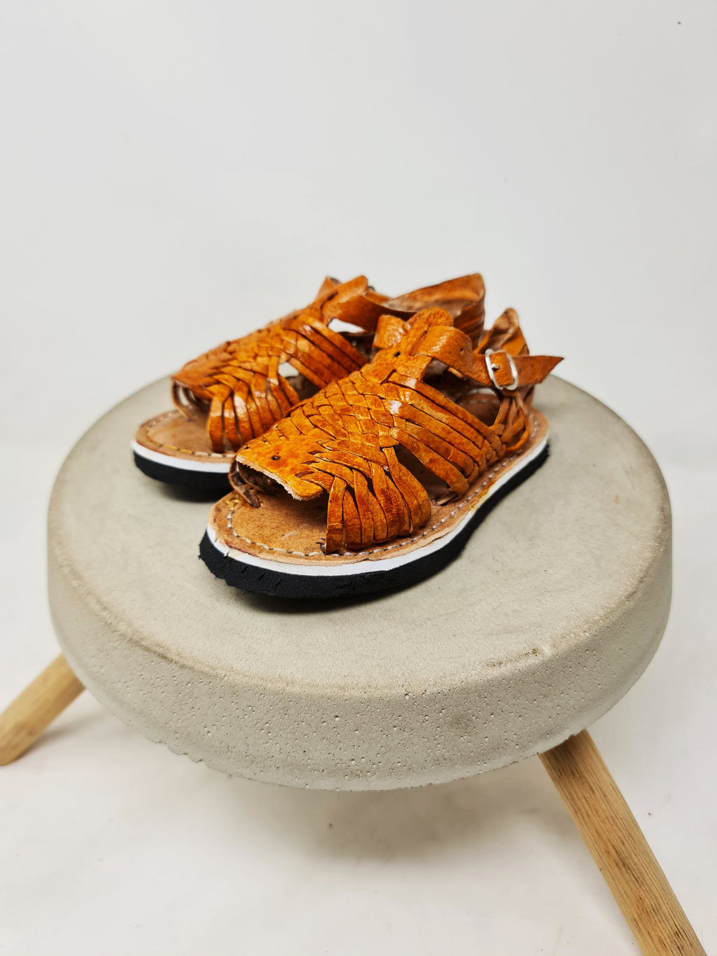 Huaraches for children. Small sizes. Mexican sandal, for kids, leather woven. For babies