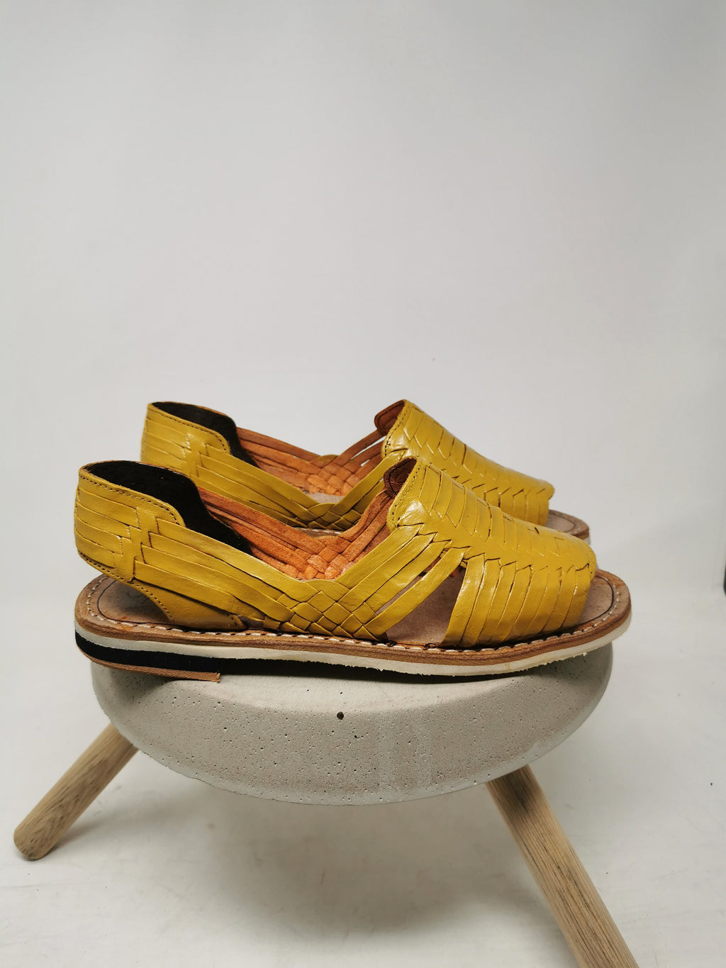 Huaraches para mujer en color amarillo mostaza - Estilo y confort para tus pies