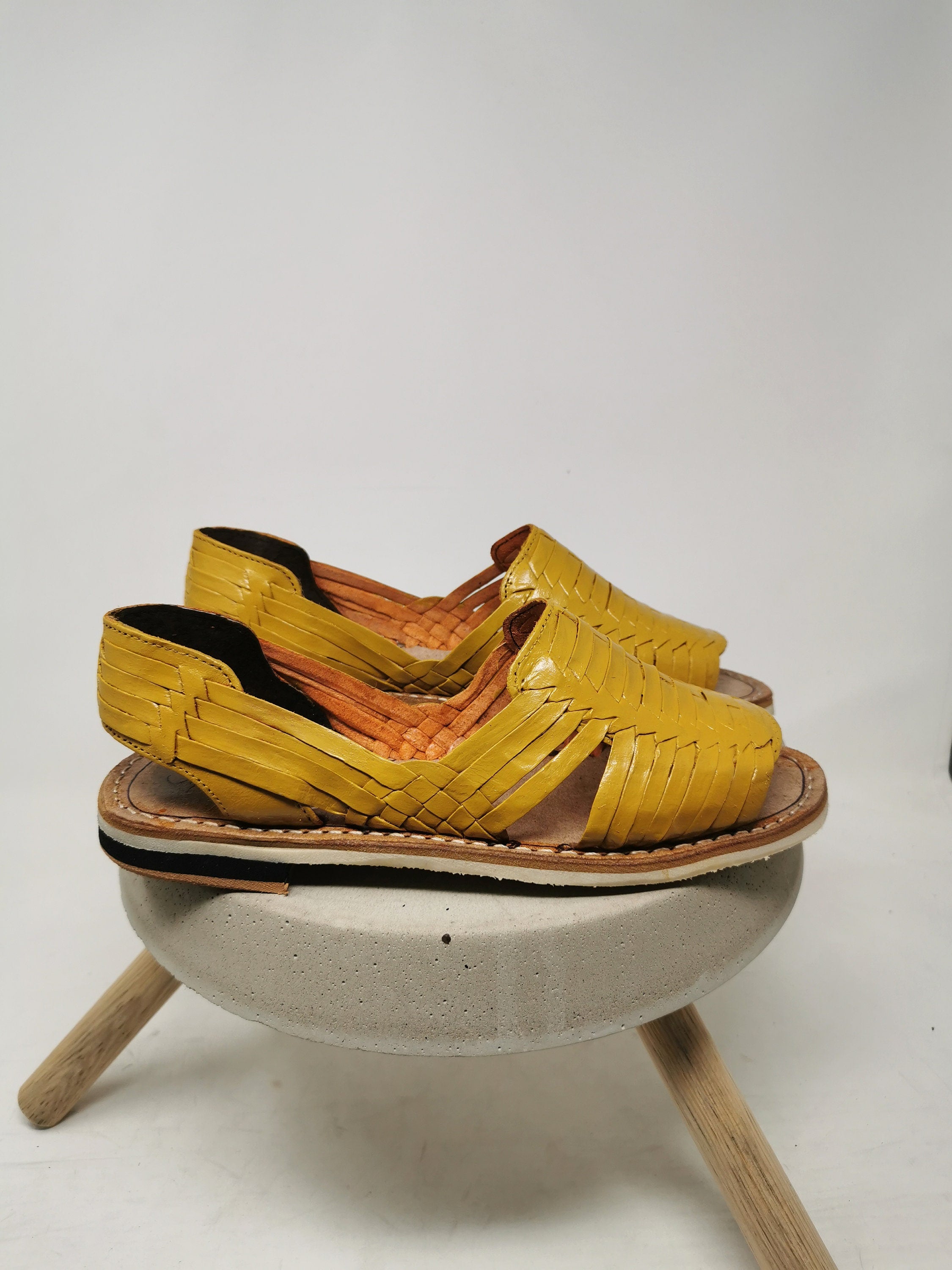 Huaraches para mujer en color amarillo mostaza - Estilo y confort para tus pies