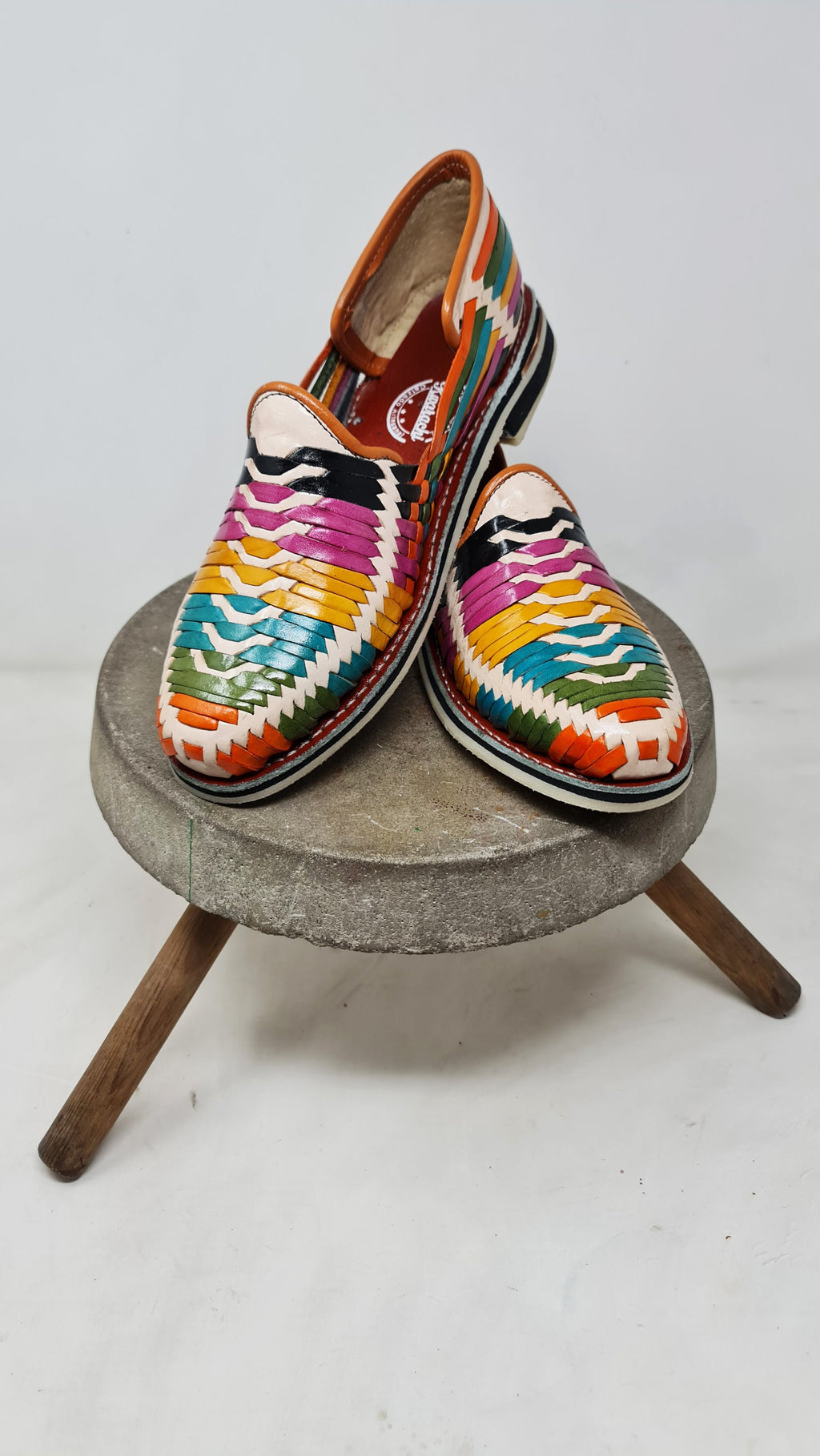 Huaraches Multicolor con Punta Cerrada para Hombre | Exclusivos de Kwarachi | Diseño Colorido y Cómodo