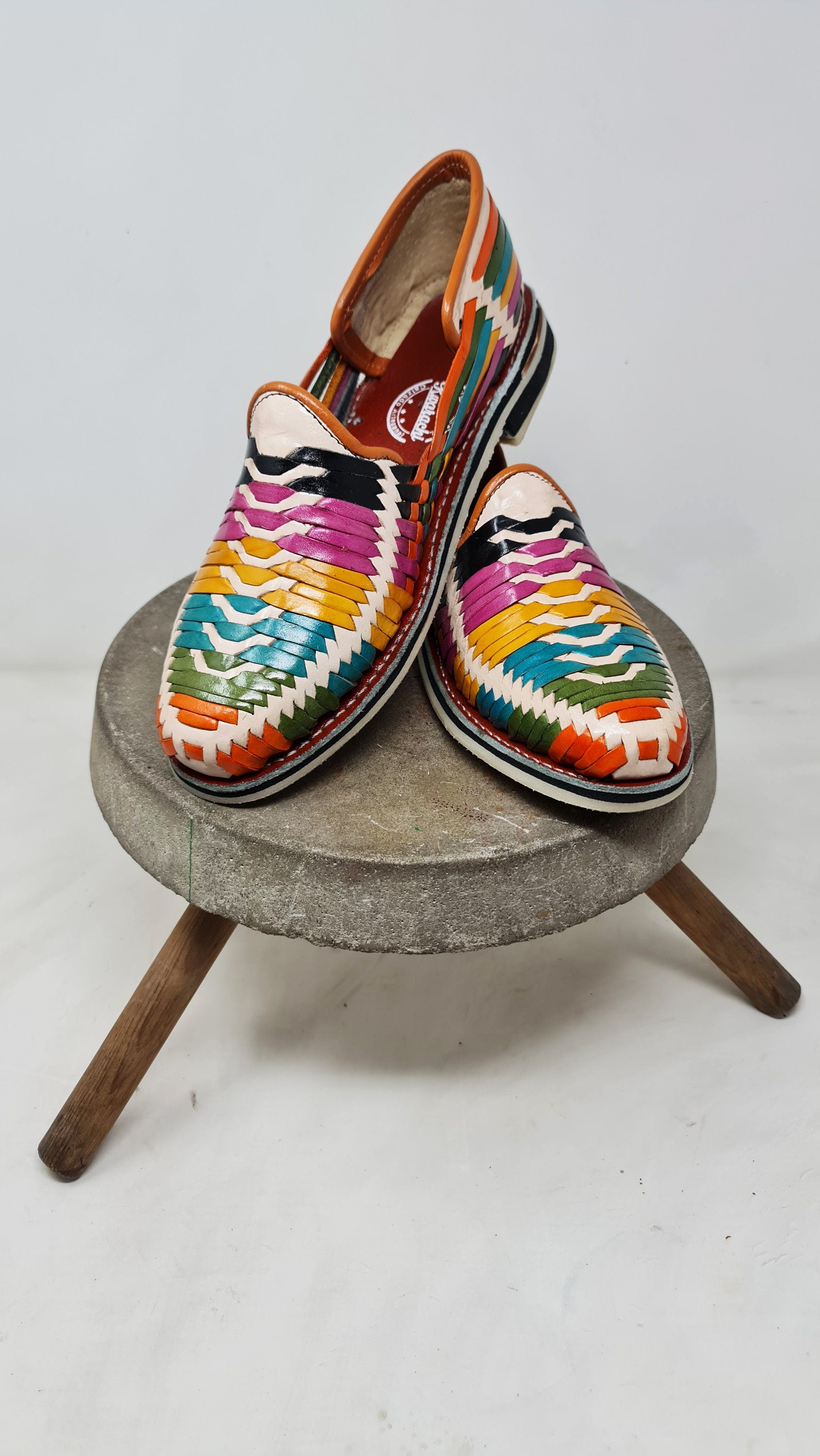 Huaraches Multicolor con Punta Cerrada para Hombre | Exclusivos de Kwarachi | Diseño Colorido y Cómodo