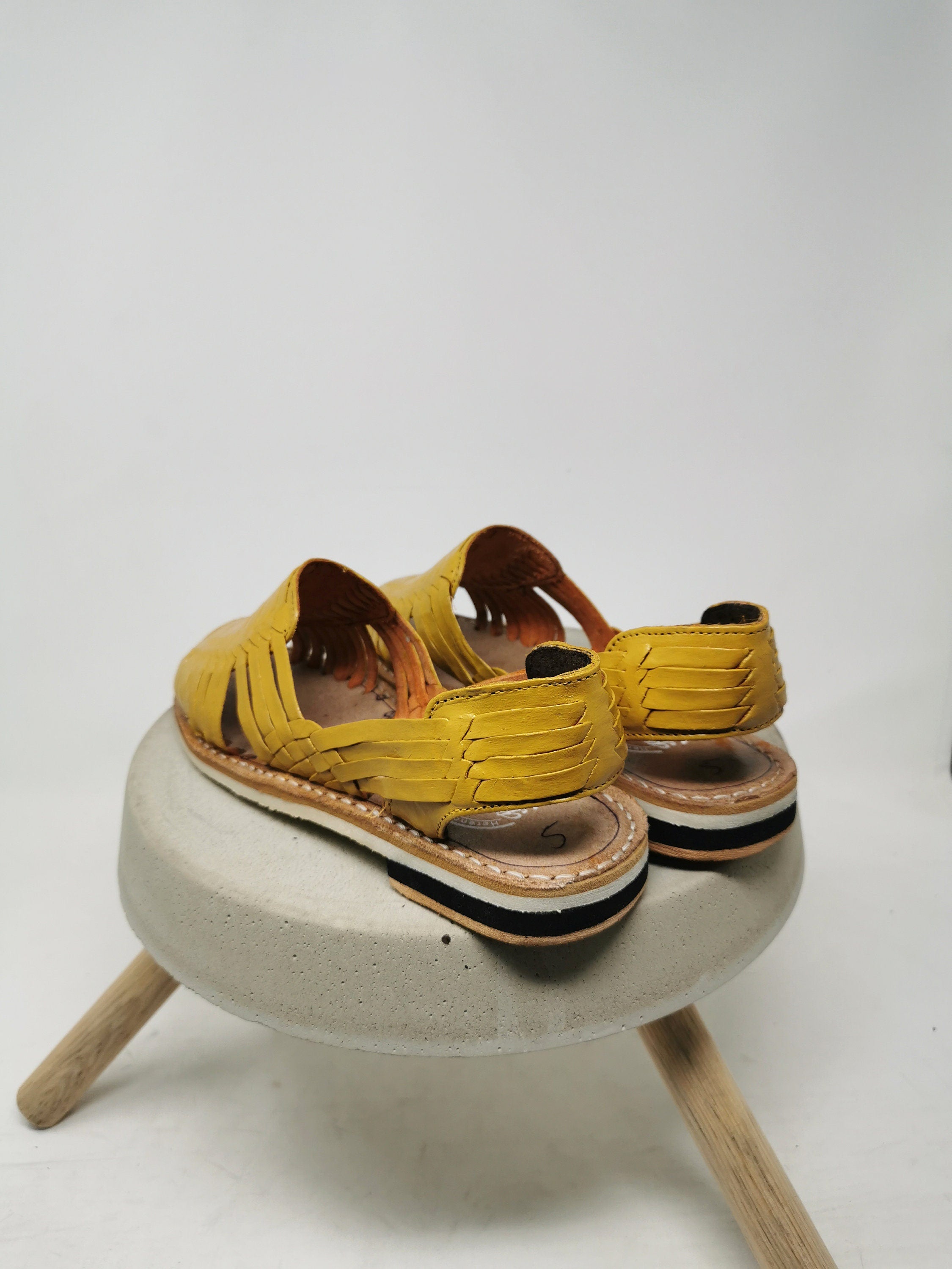 Huaraches para mujer en color amarillo mostaza - Estilo y confort para tus pies