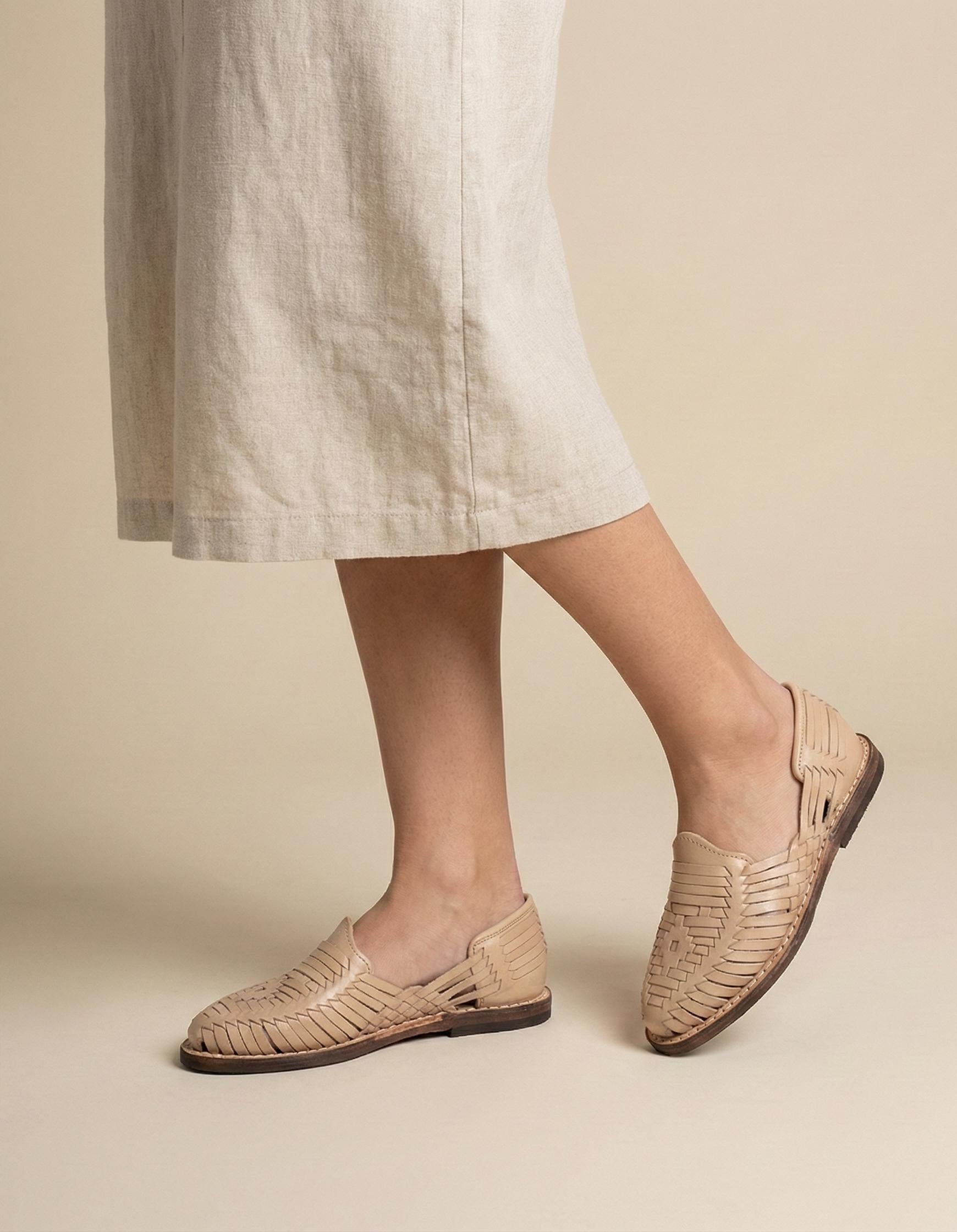Women's neutral-tone huaraches, detail of the artisan leatherwork