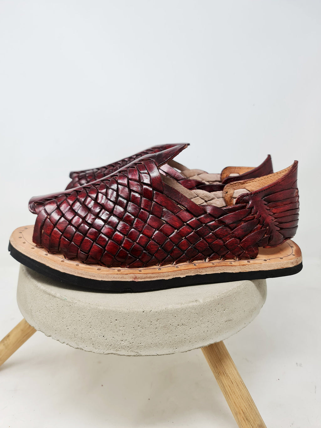 Men's Mexican huarache in a very durable dark wine color. 100% leather