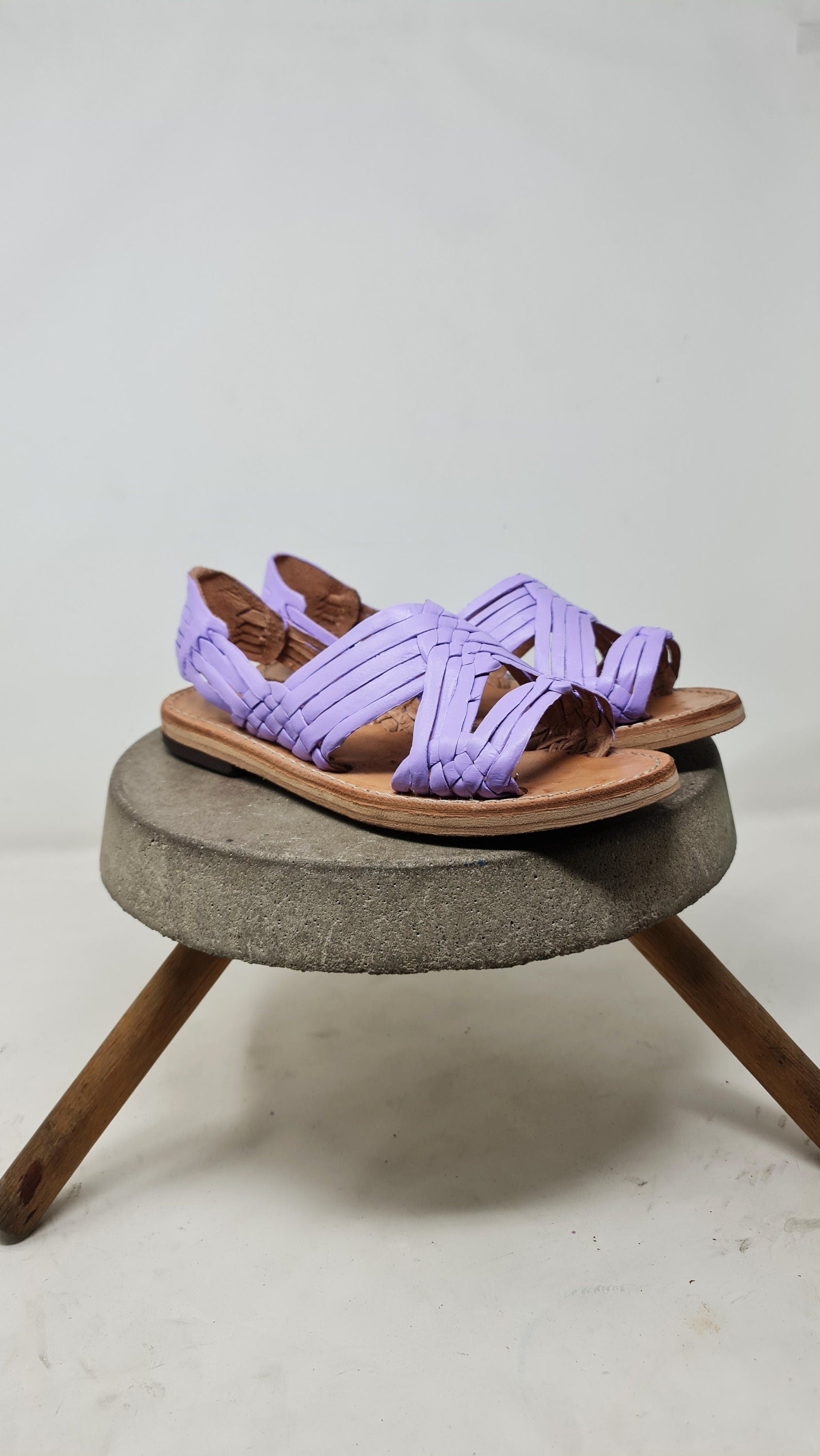Mexican huaraches for women in lilac with open toe