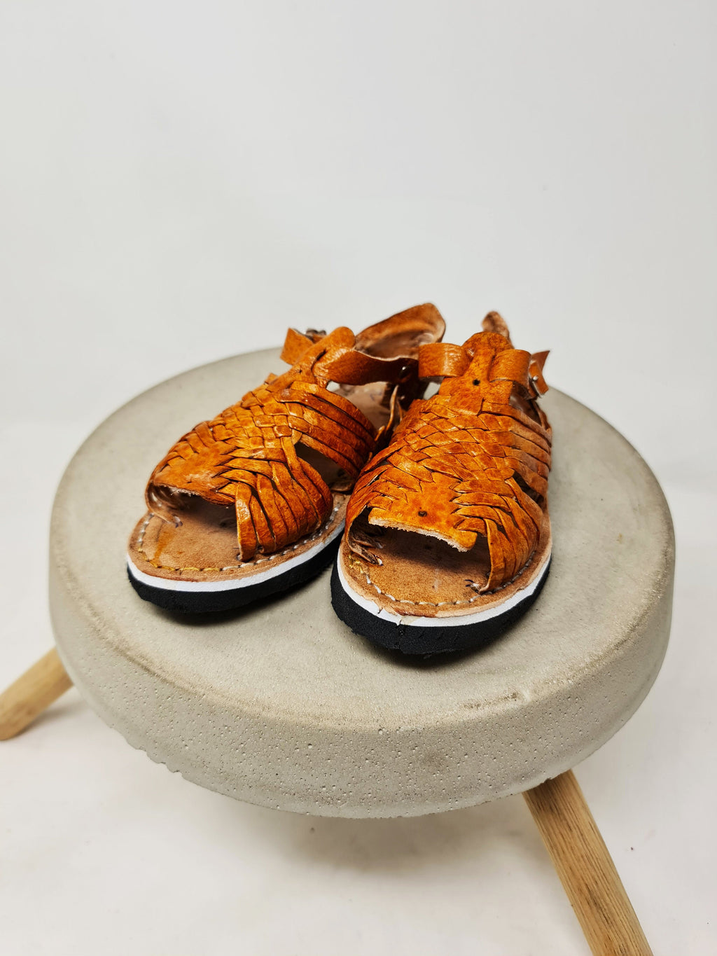 Huaraches for children. Small sizes. Mexican sandal, for kids, leather woven. For babies