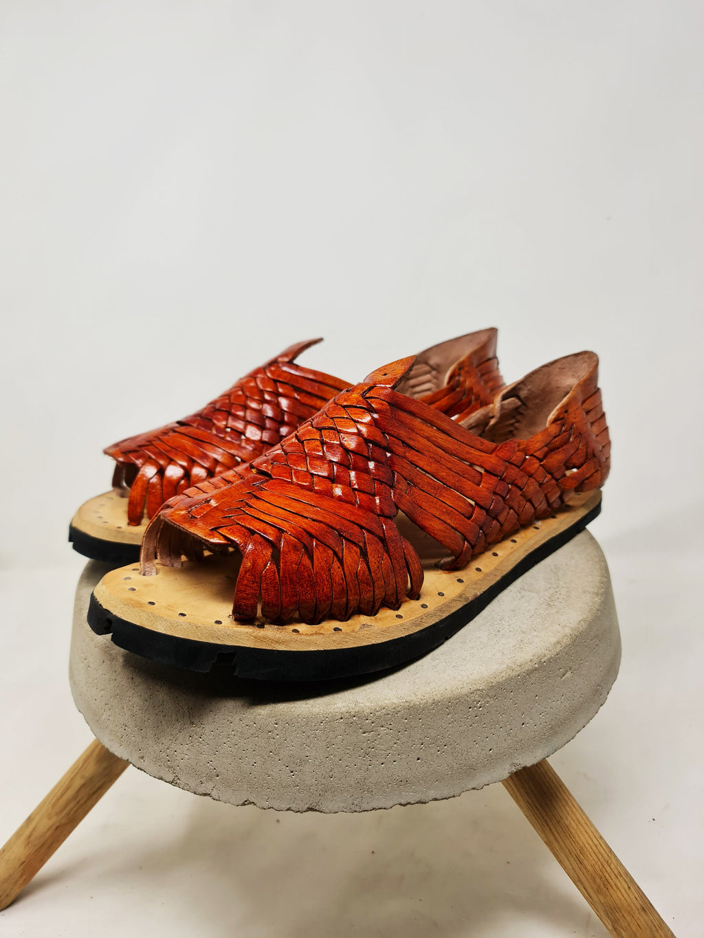 Cinnamon-colored Mexican huaraches for men, leather sandals with tire sole