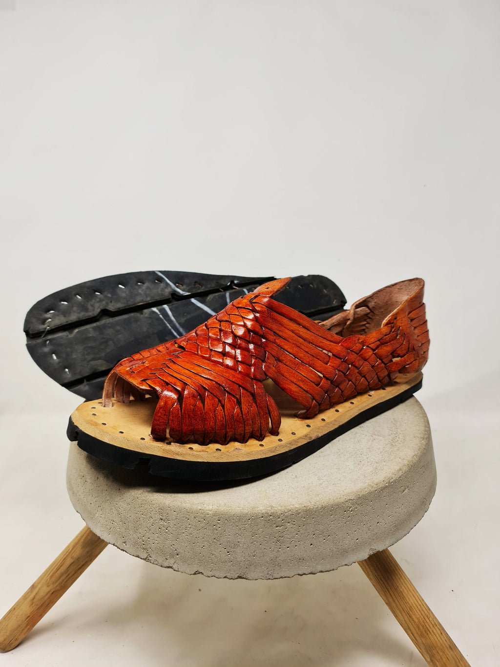 Cinnamon-colored Mexican huaraches for men, leather sandals with tire sole