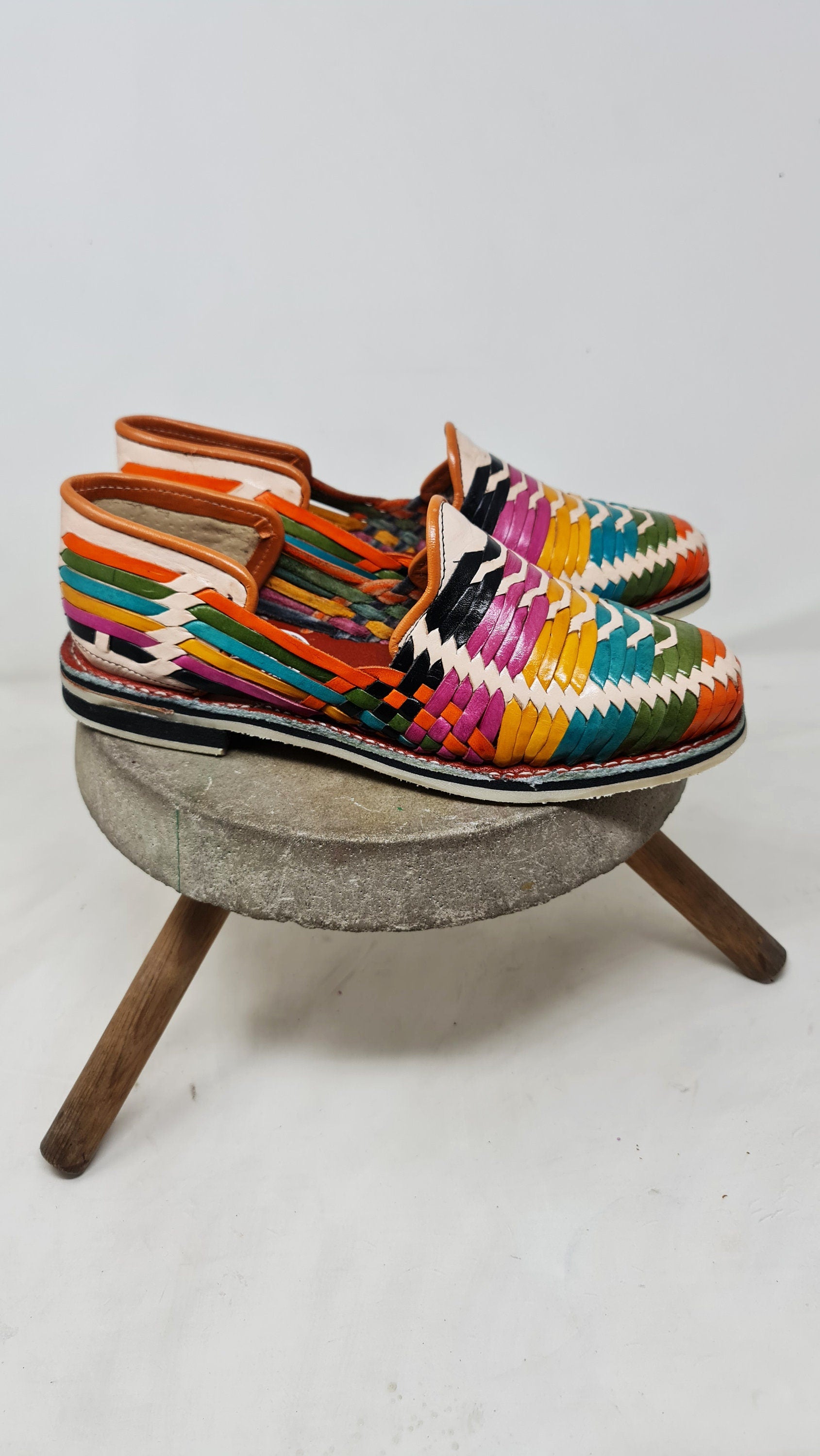 Huaraches Multicolor con Punta Cerrada para Hombre | Exclusivos de Kwarachi | Diseño Colorido y Cómodo