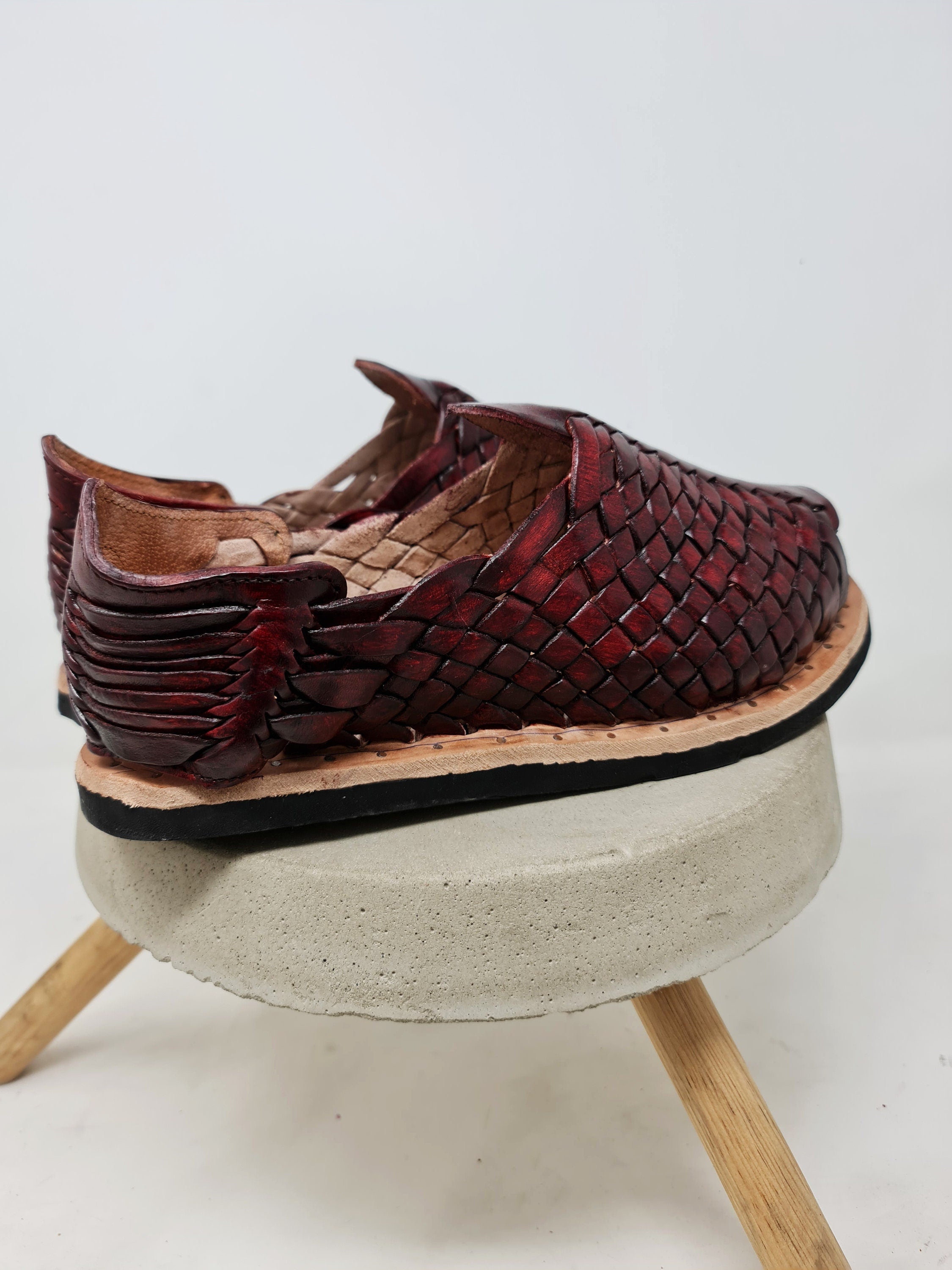 Men's Mexican huarache in a very durable dark wine color. 100% leather