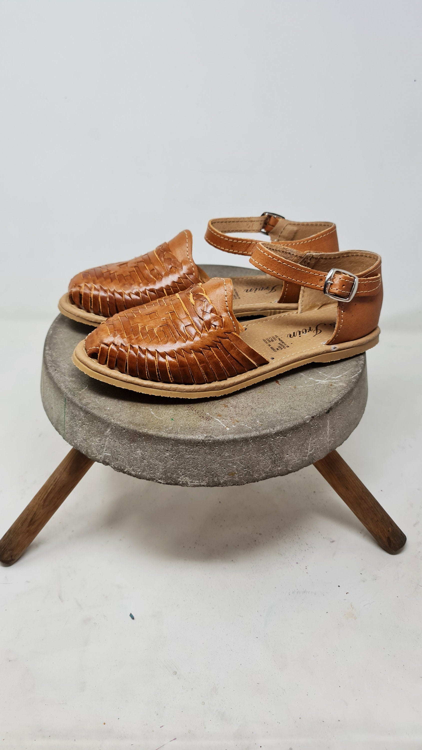 Women's brown buckled huaraches - Stylish and comfortable design