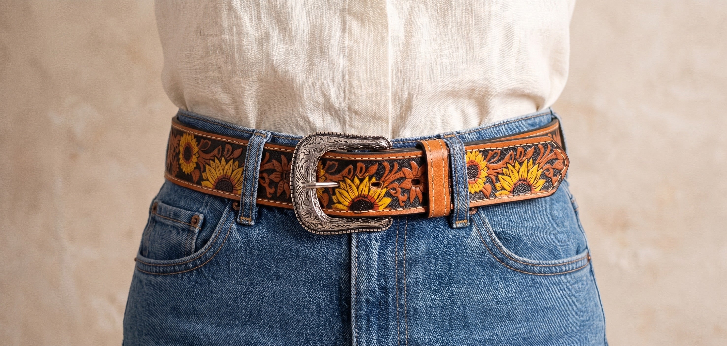 Cinto vaquero de girasoles color miel puesto con jeans y camisa de lino