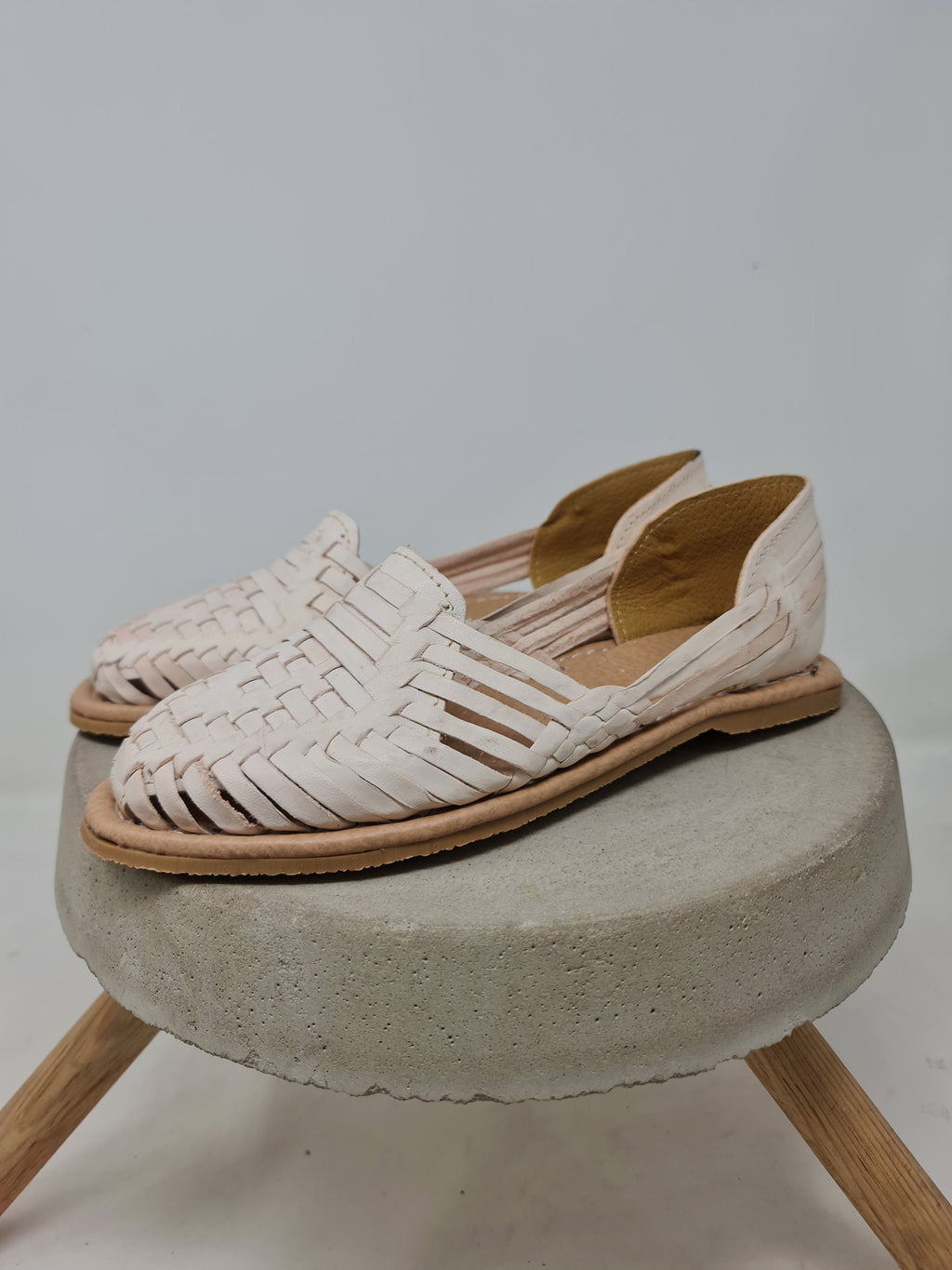 Mexican huaraches for women. Natural leather sandals