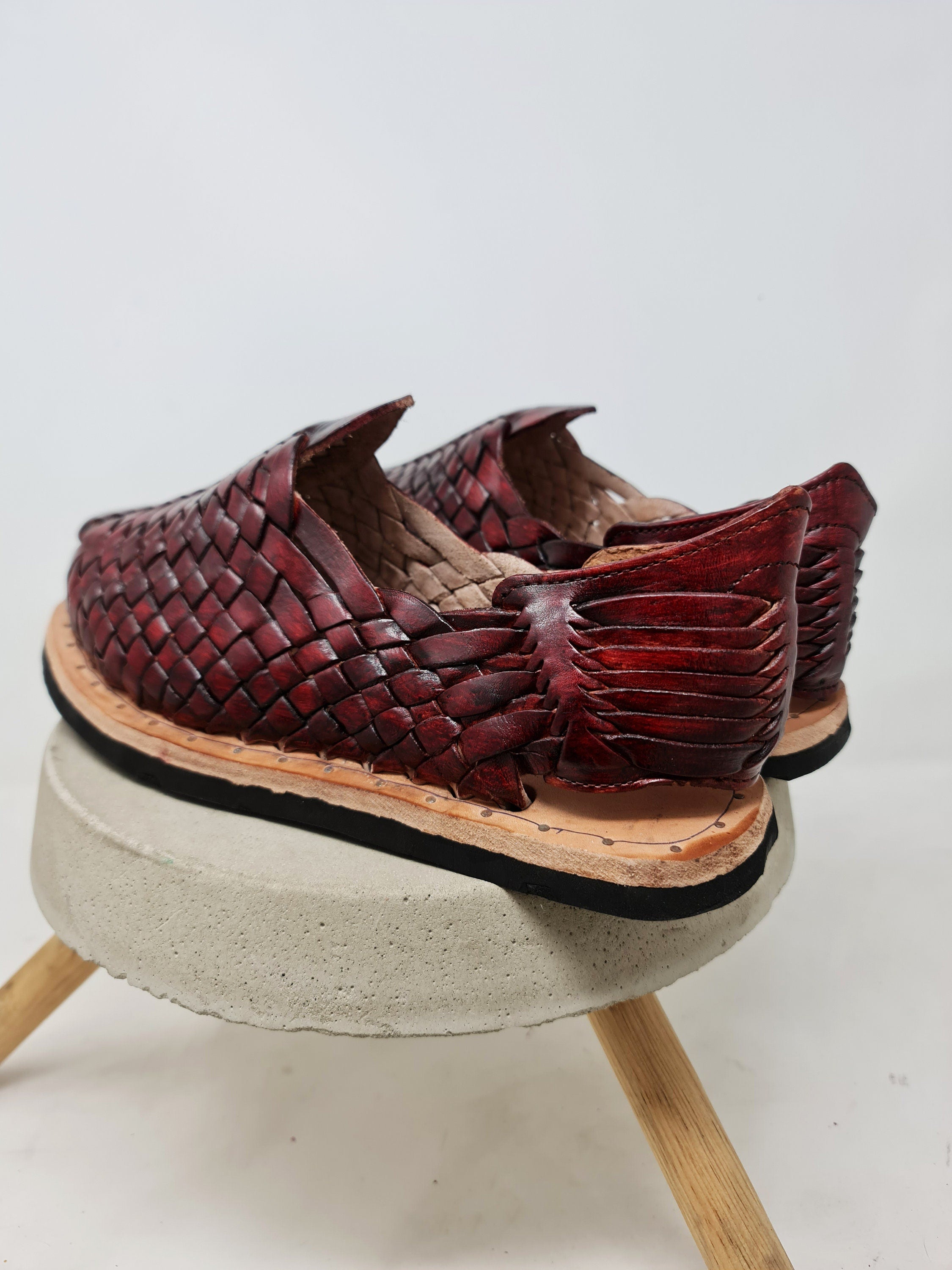 Men's Mexican huarache in a very durable dark wine color. 100% leather