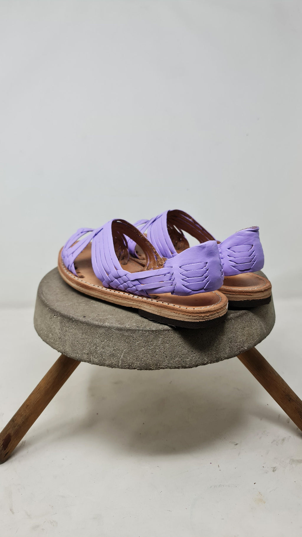 Mexican huaraches for women in lilac with open toe