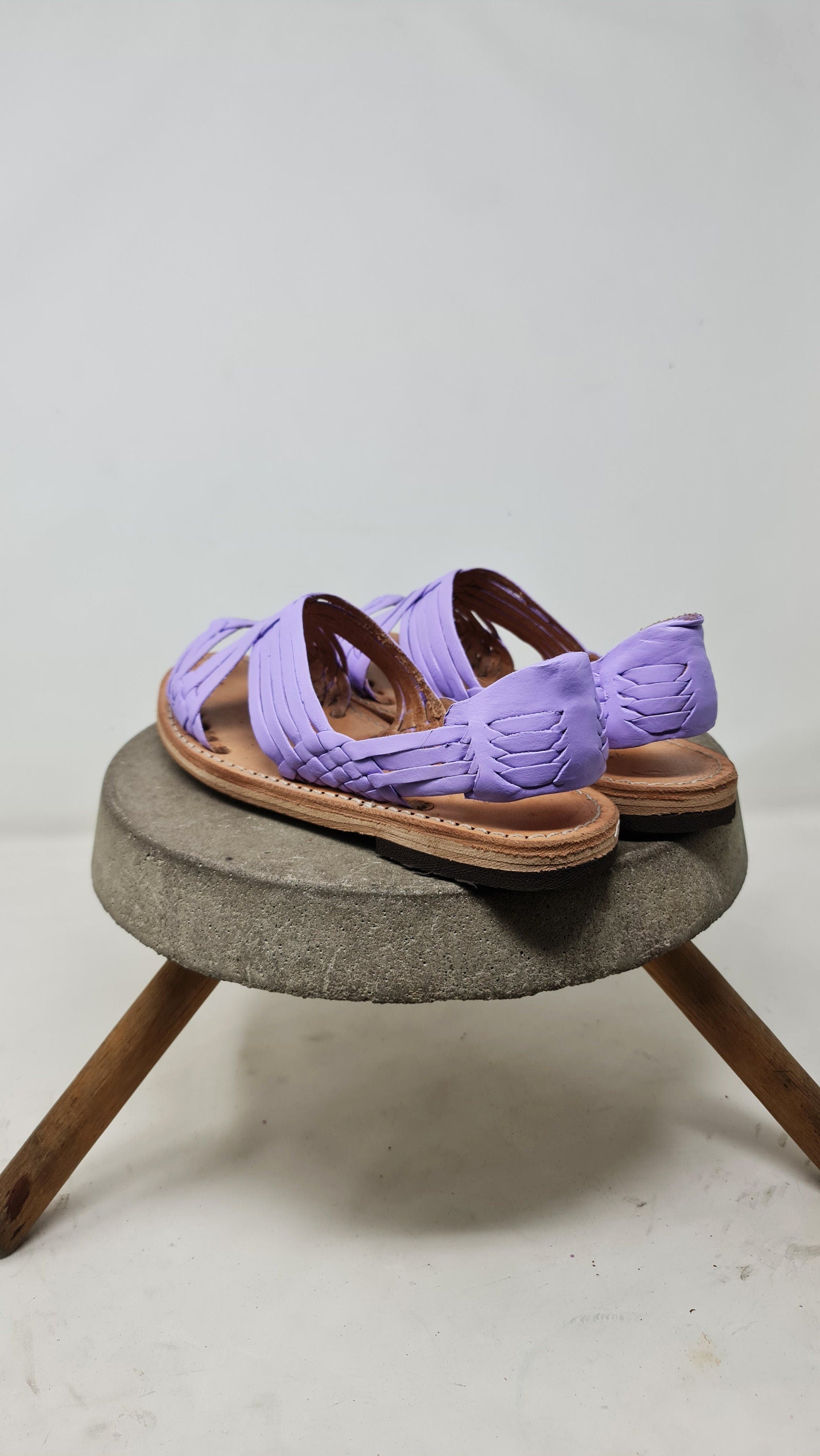 Mexican huaraches for women in lilac with open toe