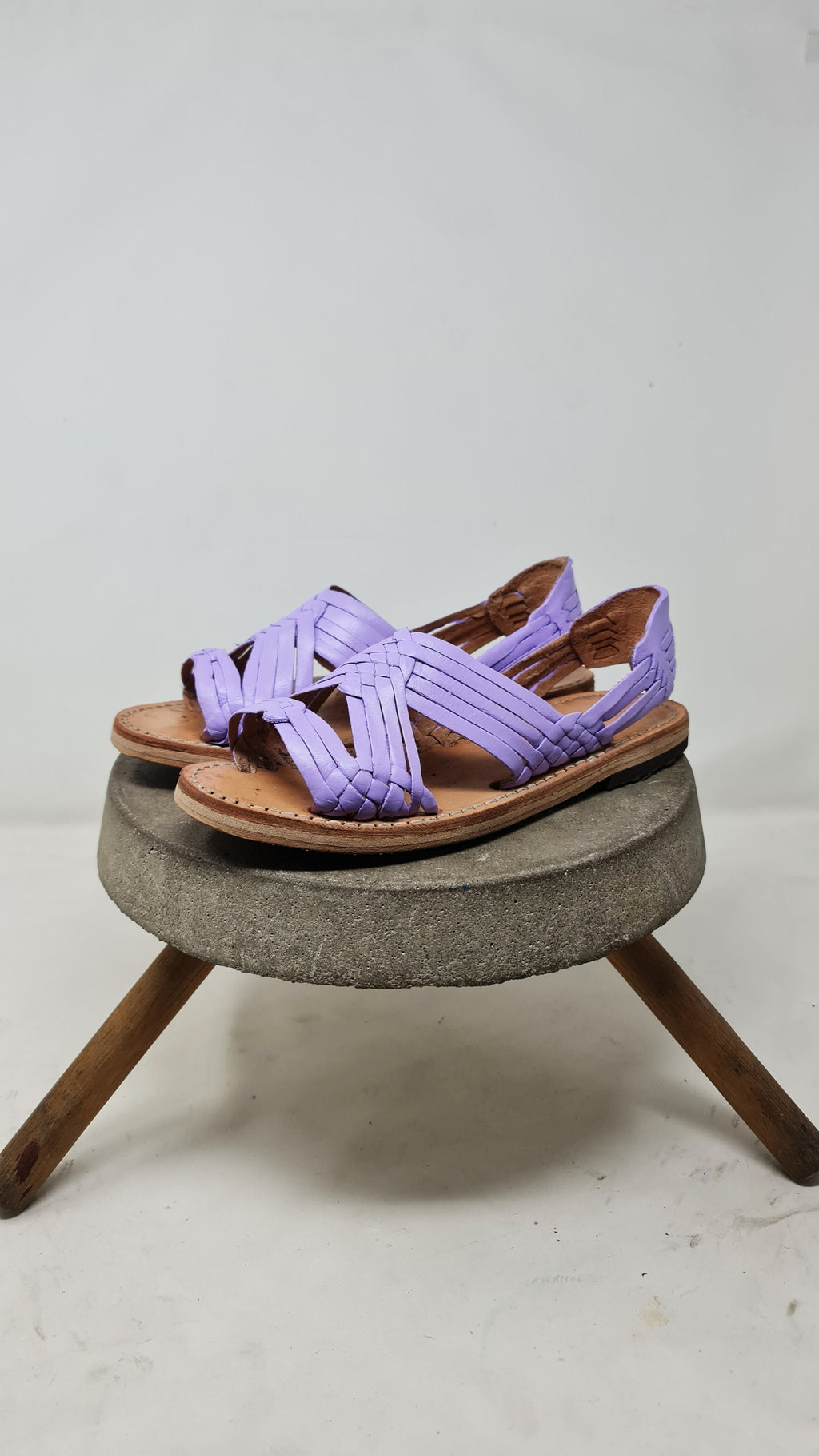 Mexican huaraches for women in lilac with open toe
