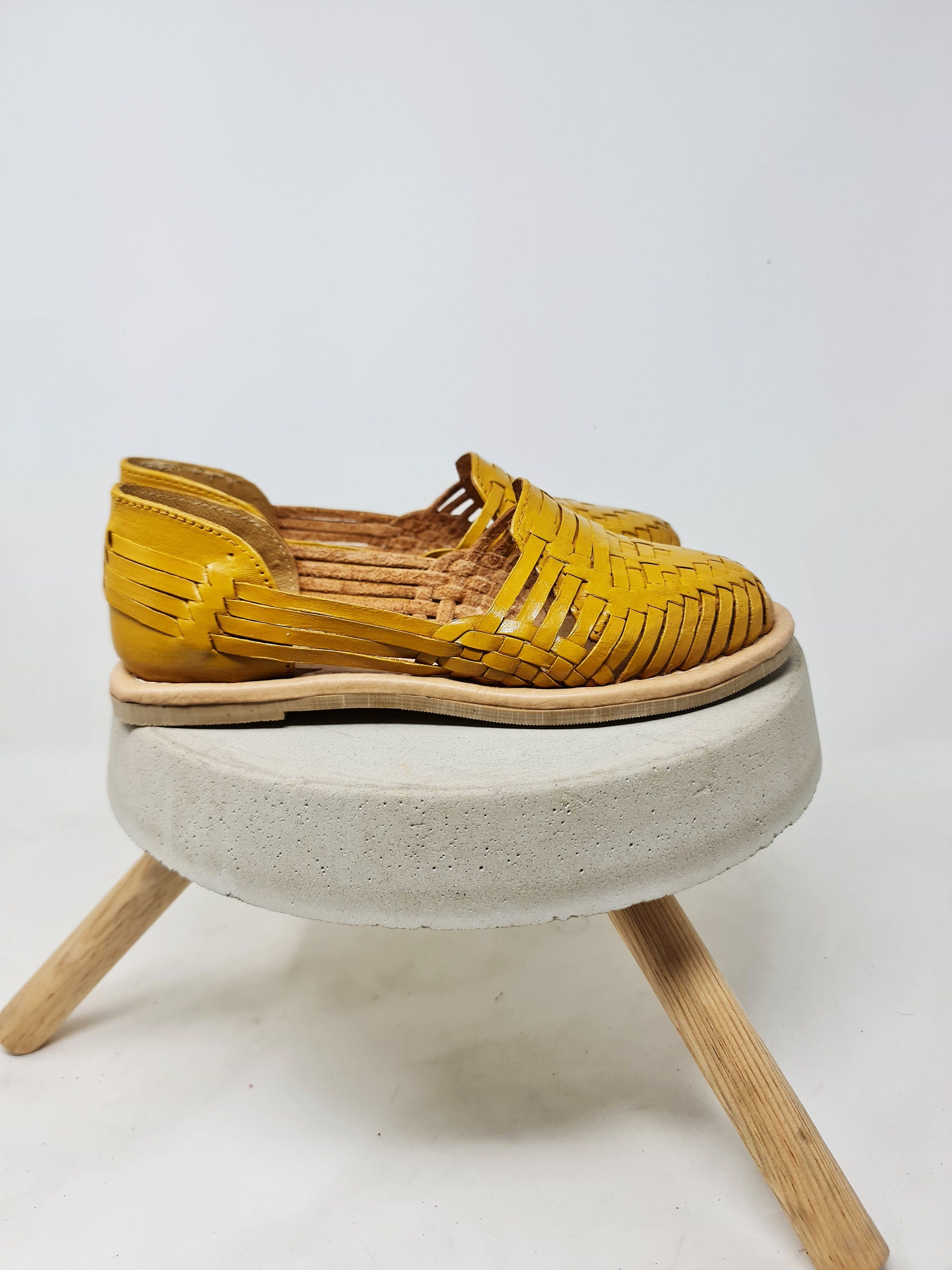 Mustard-colored Mexican huaraches for women, hurache shoe for woman