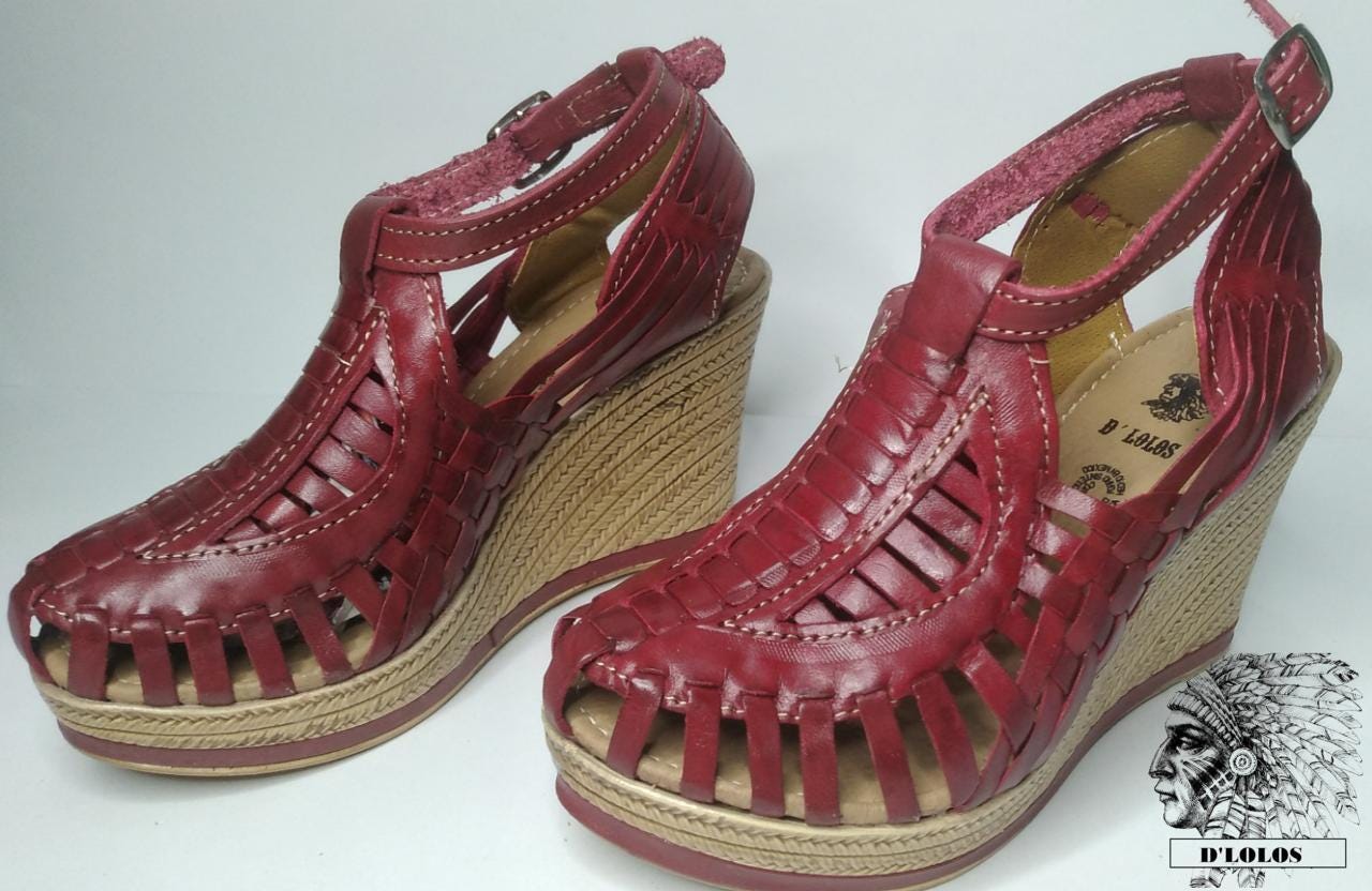 Women's closed-toe wedge huaraches with a high platform, detail of the artisan leatherwork