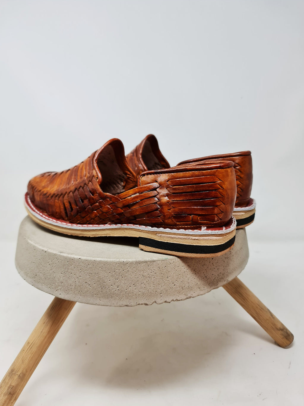 Men's vintage painted huaraches, sole view