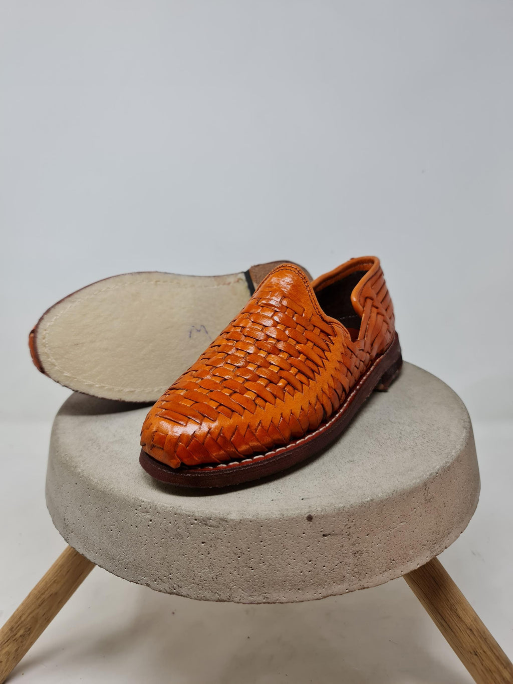 Women's closed Shedron huaraches, handcrafted woven leather, comfortable crepe sole, slip-on, made in Mexico