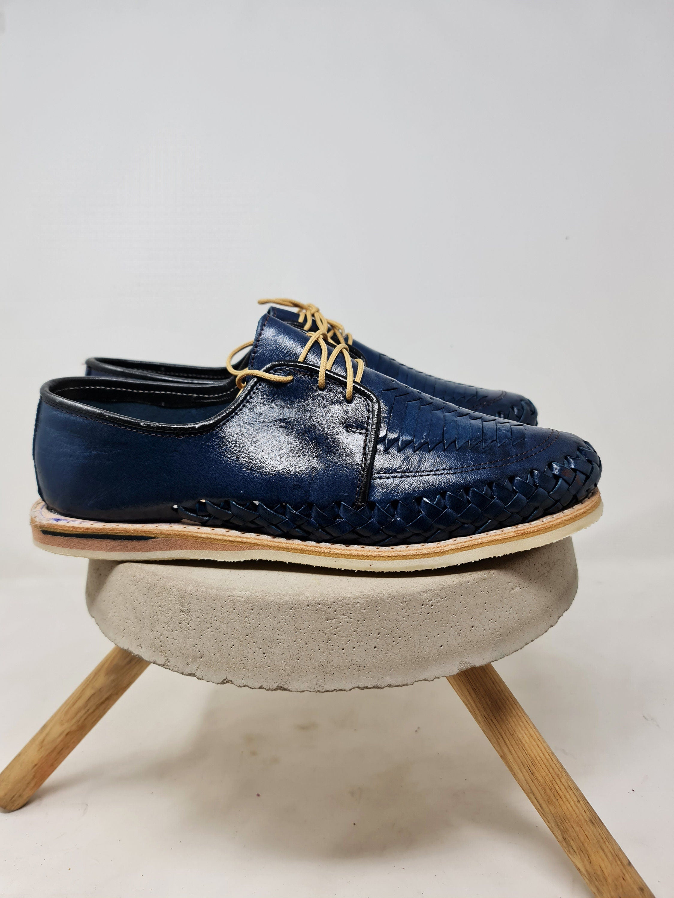 Men's closed-toe huaraches with laces. Handcrafted shoes made in Mexico