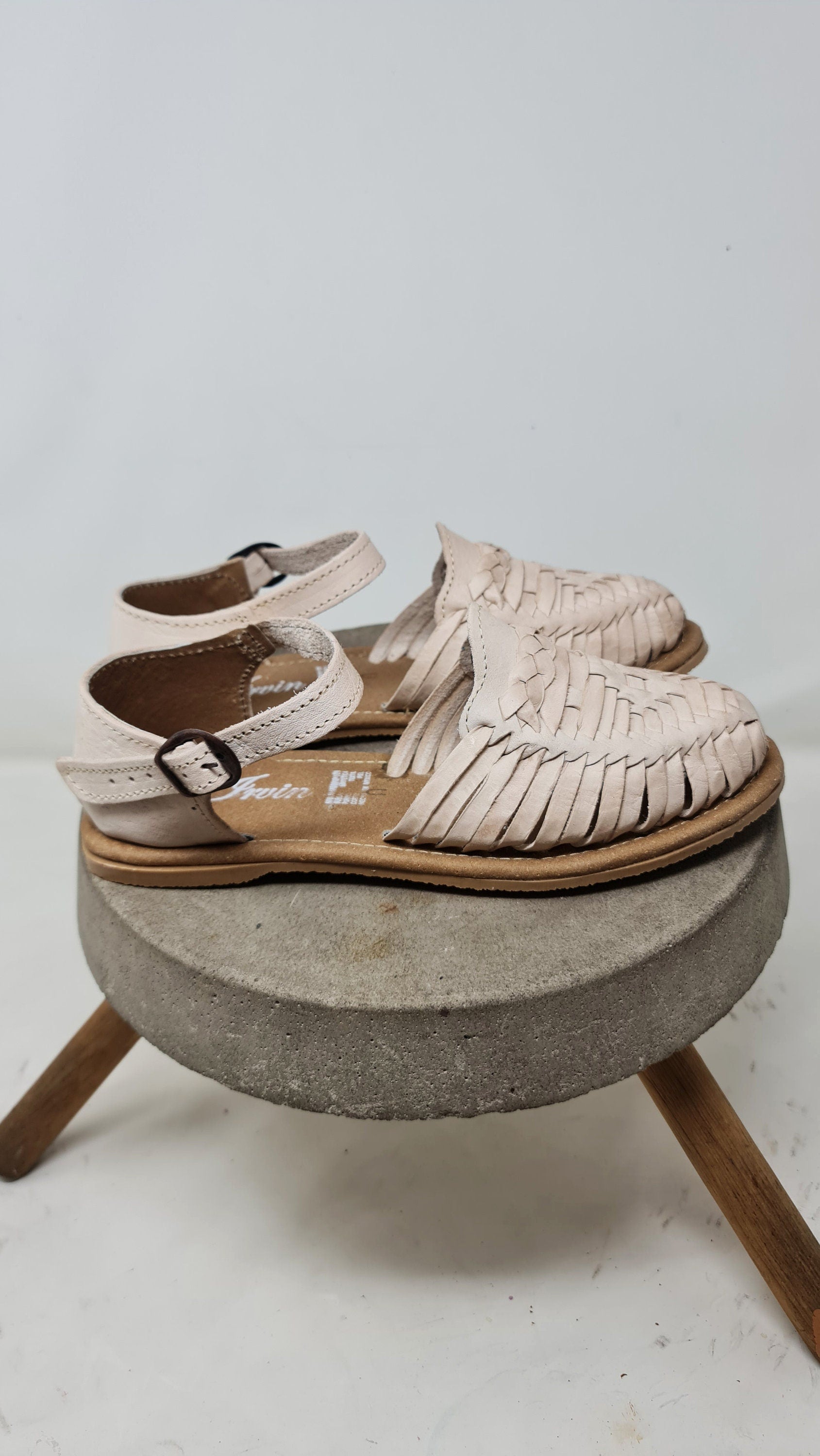 Women's closed-toe huaraches, handmade shoes made in Mexico
