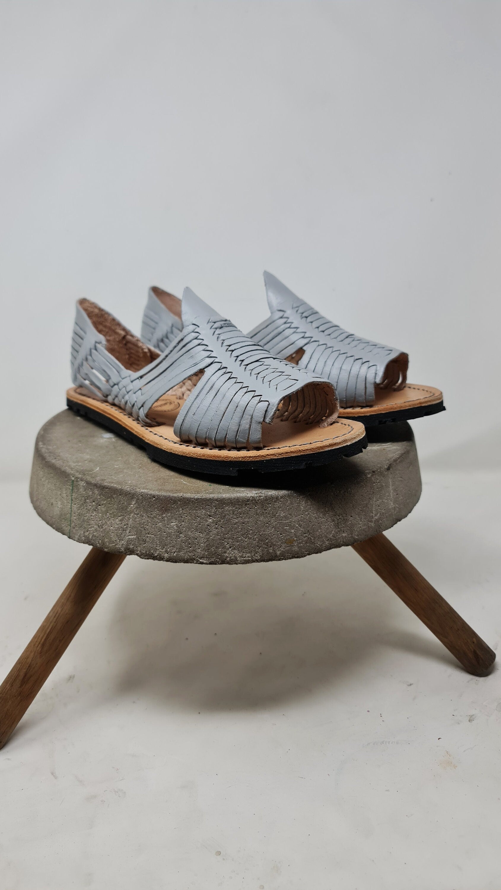 Huaraches mexicanos para hombre color gris y con suela resistente - Mexican Sandals with tire sole - estilo mexicano - gift for him