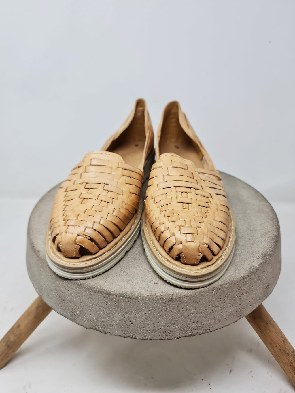 Mexican huaraches for women with thick, honey-colored sole, Closed-toe leather sandals for summer