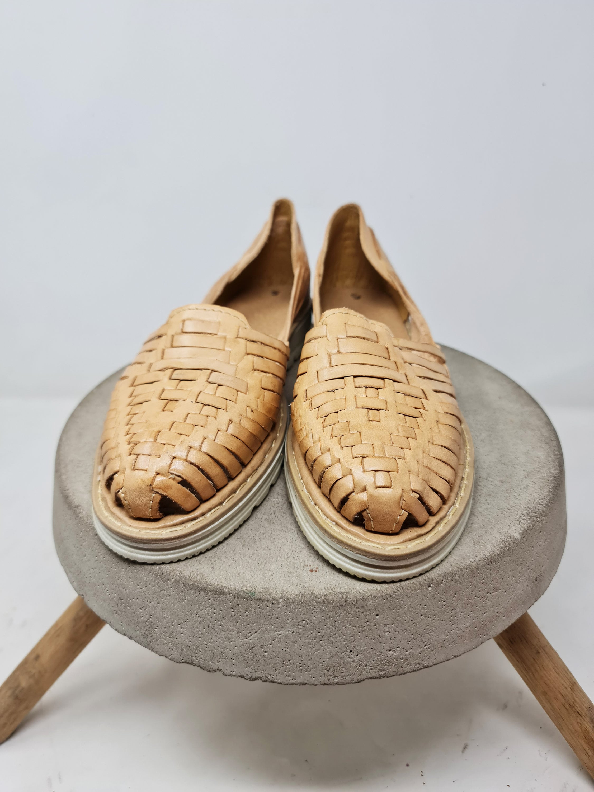 Mexican huaraches for women with thick, honey-colored sole, Closed-toe leather sandals for summer