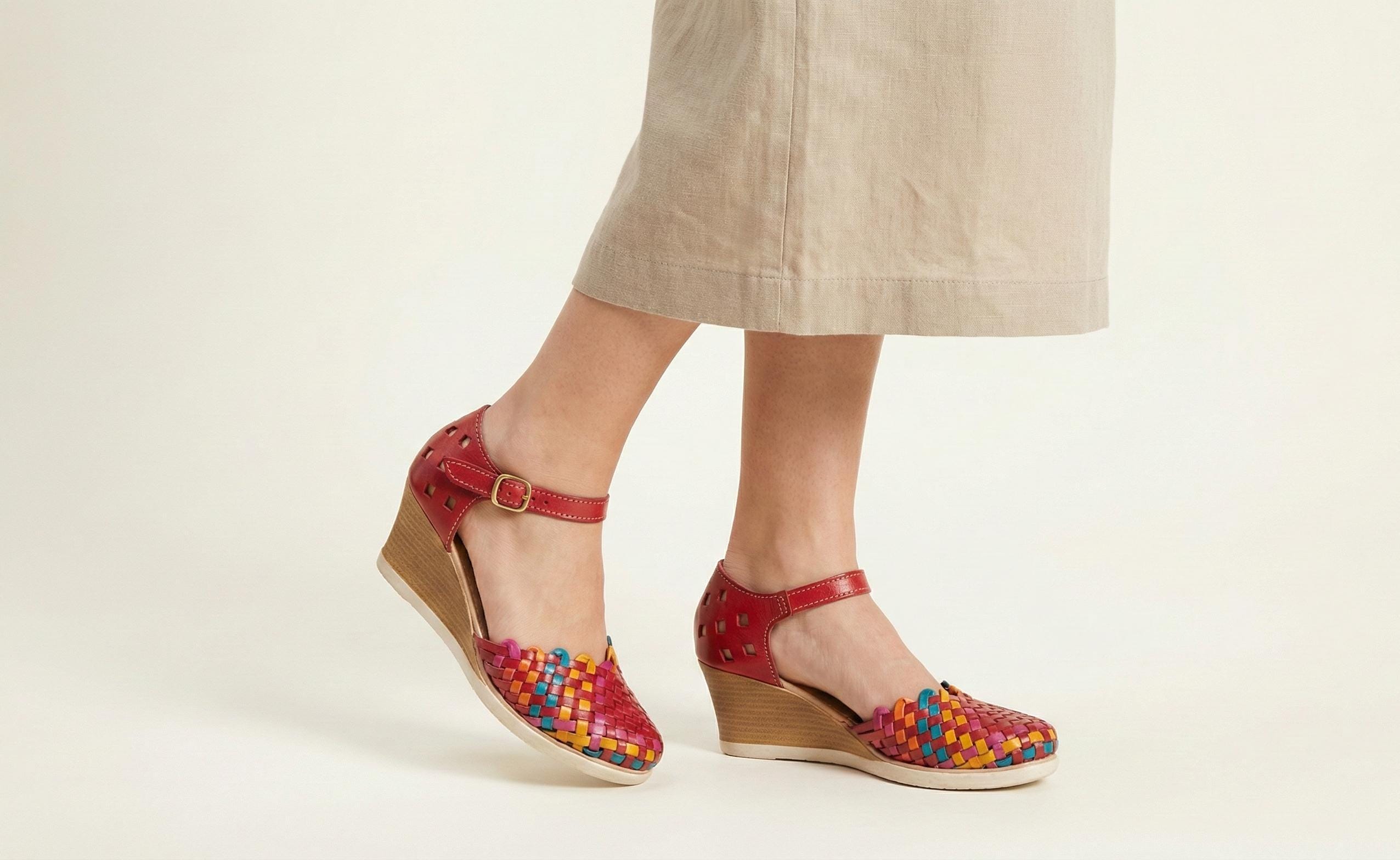 Women's Mexican huaraches with comfortable platform, closed toe, adjustable strap, colorful details, handmade in Mexico