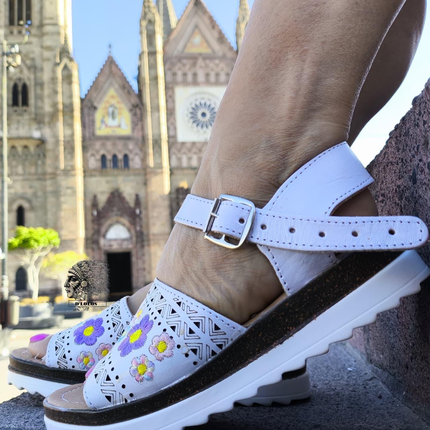 Handmade huaraches for women with embroidered flowers | Ankle strap and high sole | Comfortable, cool, and colorful