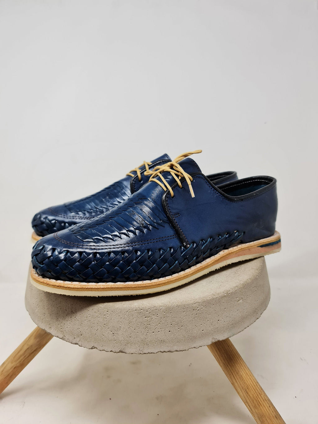 Men's closed-toe huaraches with laces. Handcrafted shoes made in Mexico